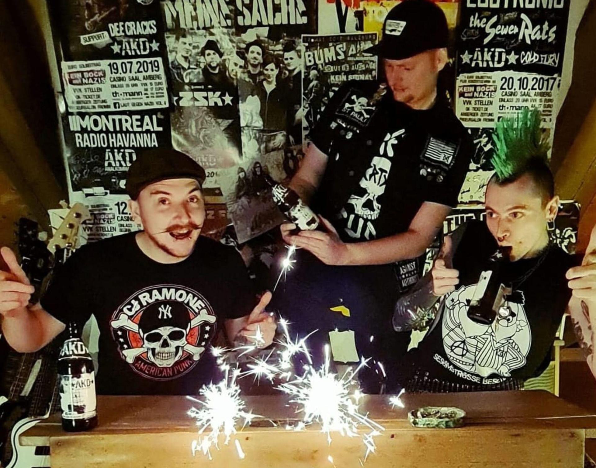 AKD, das sind Michael „Fränki” Frank, Jacob „Sid” Fromm und Lukas „Luki” Fromm. Die Punkband aus Kastl wird heuer 20 Jahre alt. Zu diesem Anlass gibt es ein neues Album und ein Konzert mit hochkarätigen Gästen. (Bild: Lisa Fromm)