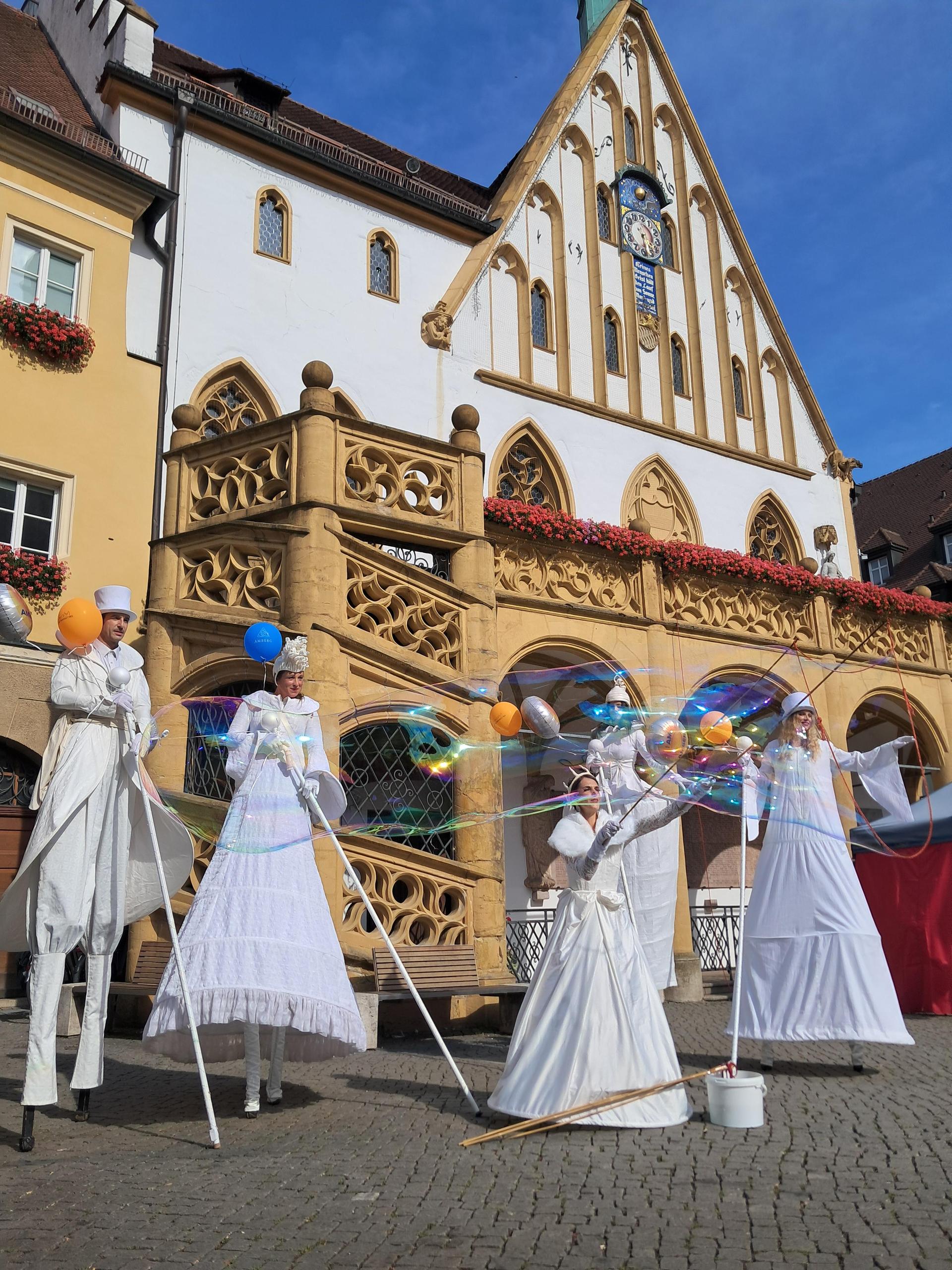 Auf Stelzen waren vergangenes Jahr verschiedene Künstler in der Amberger Innenstadt unterwegs. (Archivbild: Stadtmarketing Amberg e.V.)