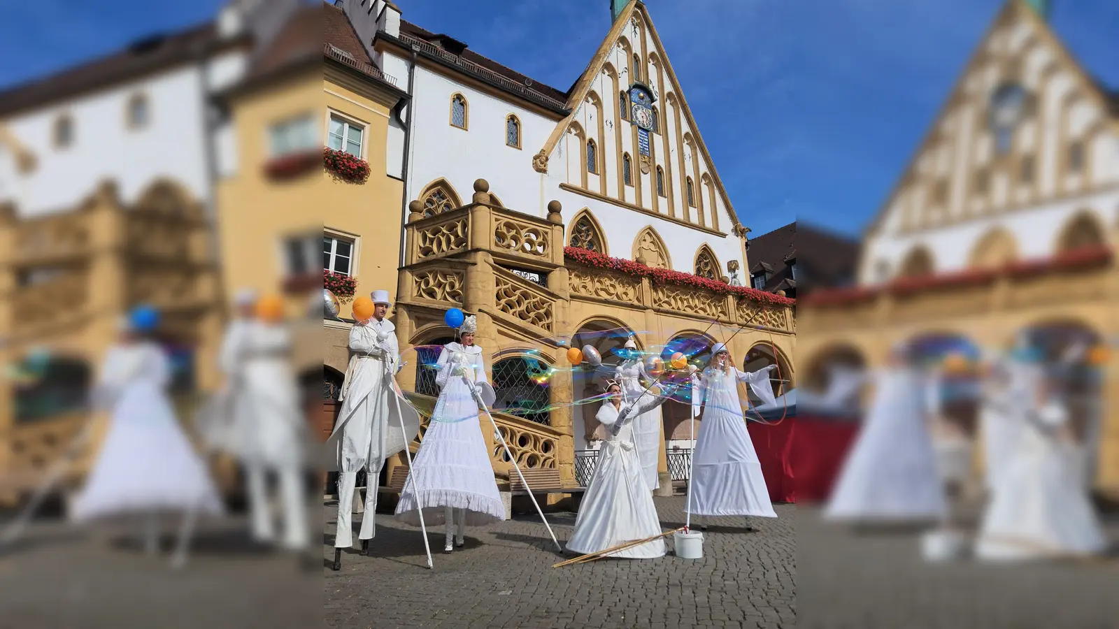 Auf Stelzen waren vergangenes Jahr verschiedene Künstler in der Amberger Innenstadt unterwegs. (Archivbild: Stadtmarketing Amberg e.V.)