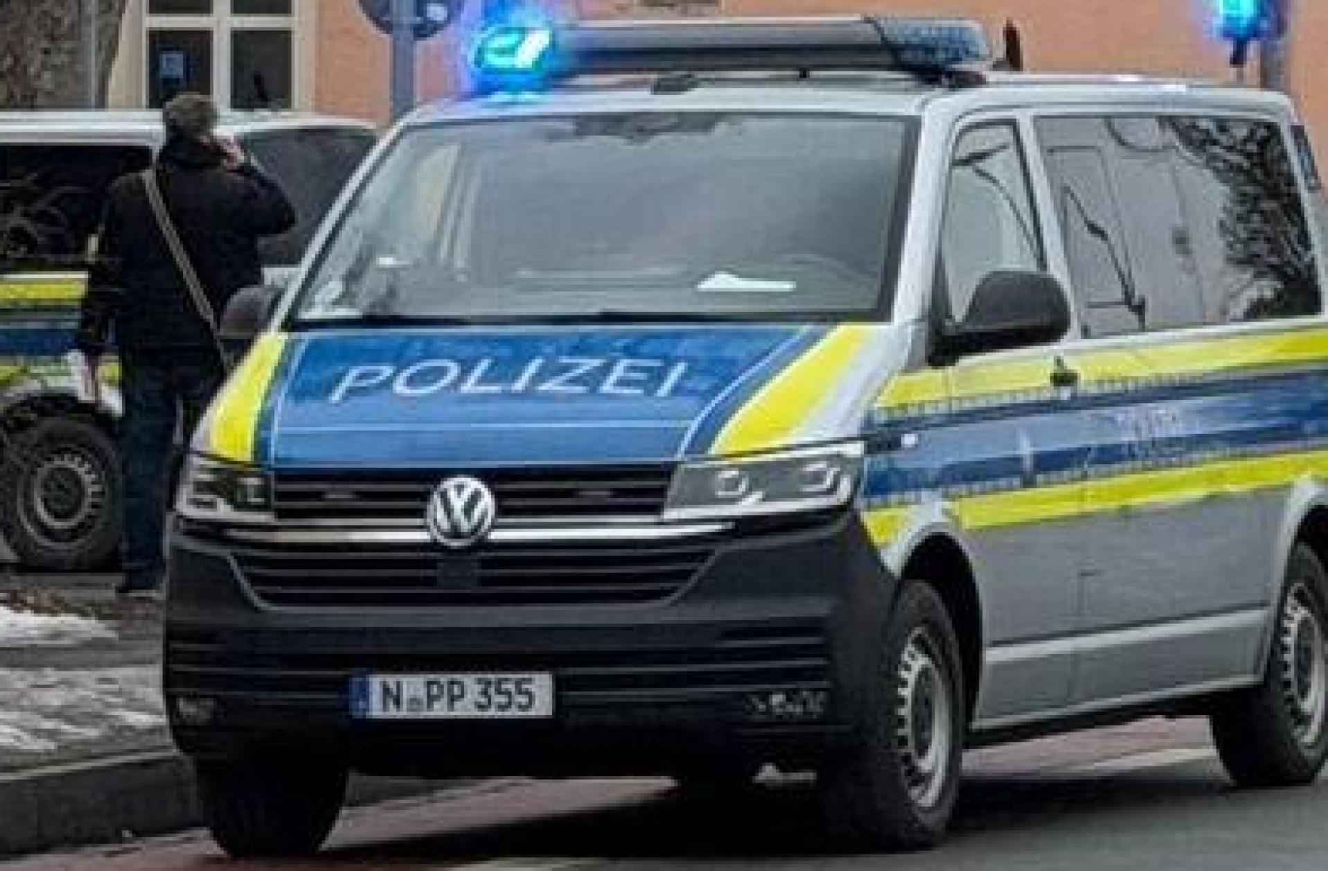 Polizisten sperrten das Schulgelände ab und durchsuchten das Gebäude. (Bild: Daniel Löb/dpa)