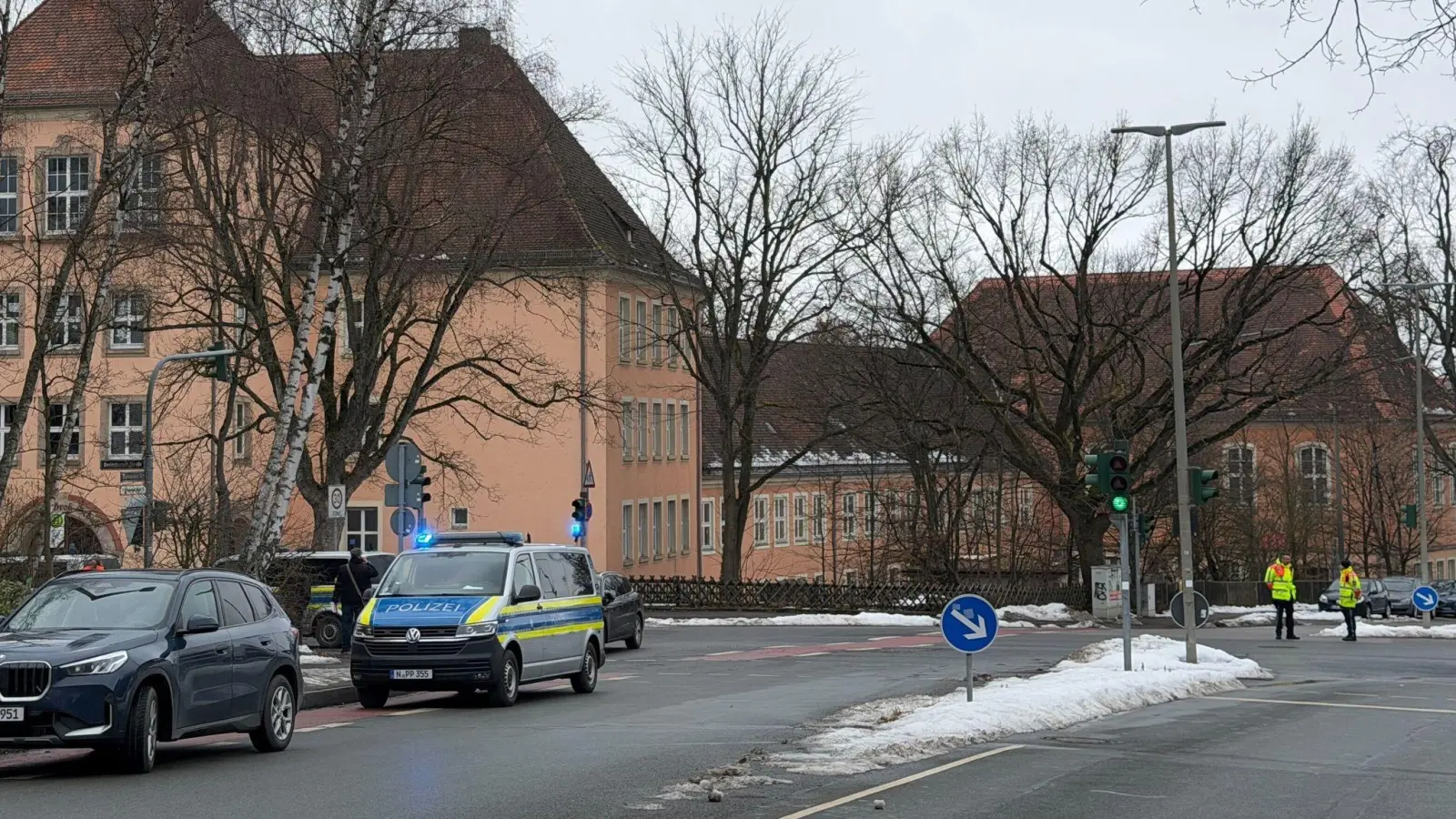 Polizisten sperrten das Schulgelände ab und durchsuchten das Gebäude. (Bild: Daniel Löb/dpa)