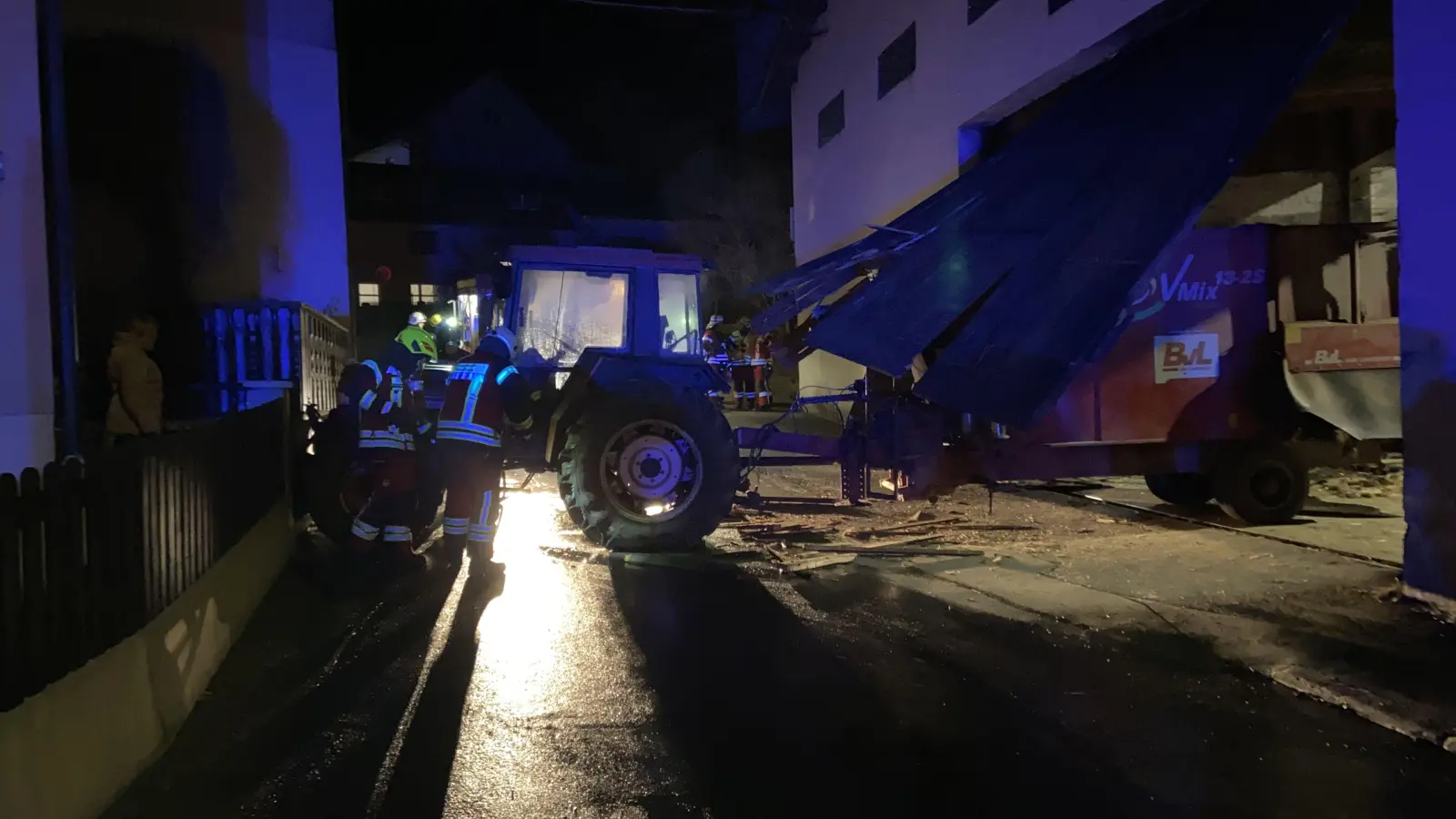 Der Traktor durchbrach im Landkreis Hof ein Stalltor und krachte gegen eine Mauer.  (Bild: Polizeiinspektion Hof )