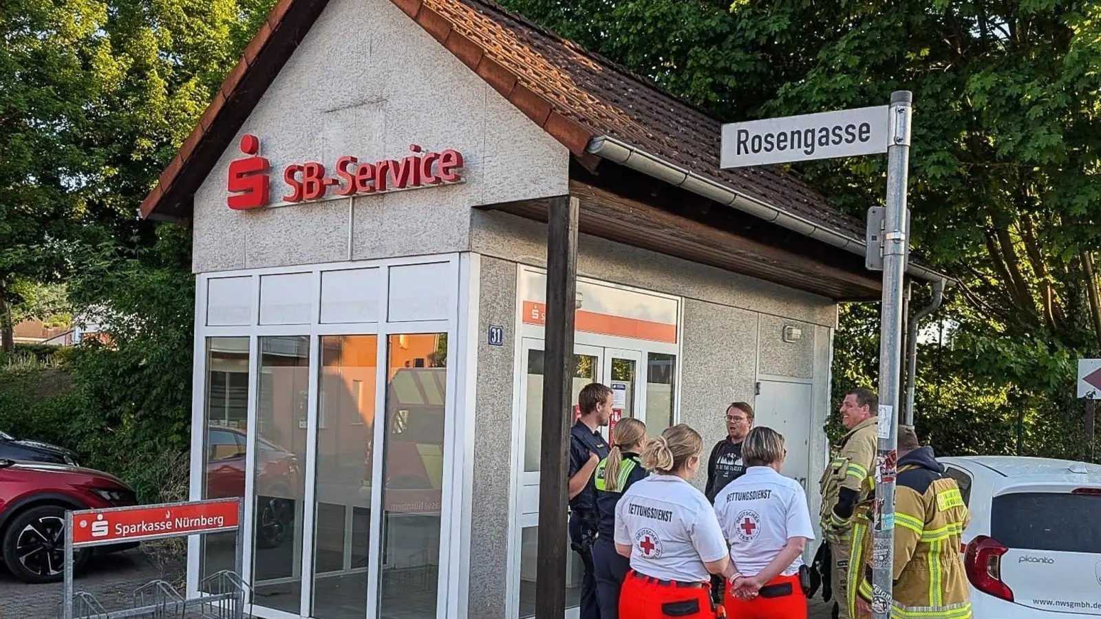 Die Feuerwehr befreite den Mann nach rund 15 Minuten. (Bild: -/Feuerwehr Hersbruck/dpa)