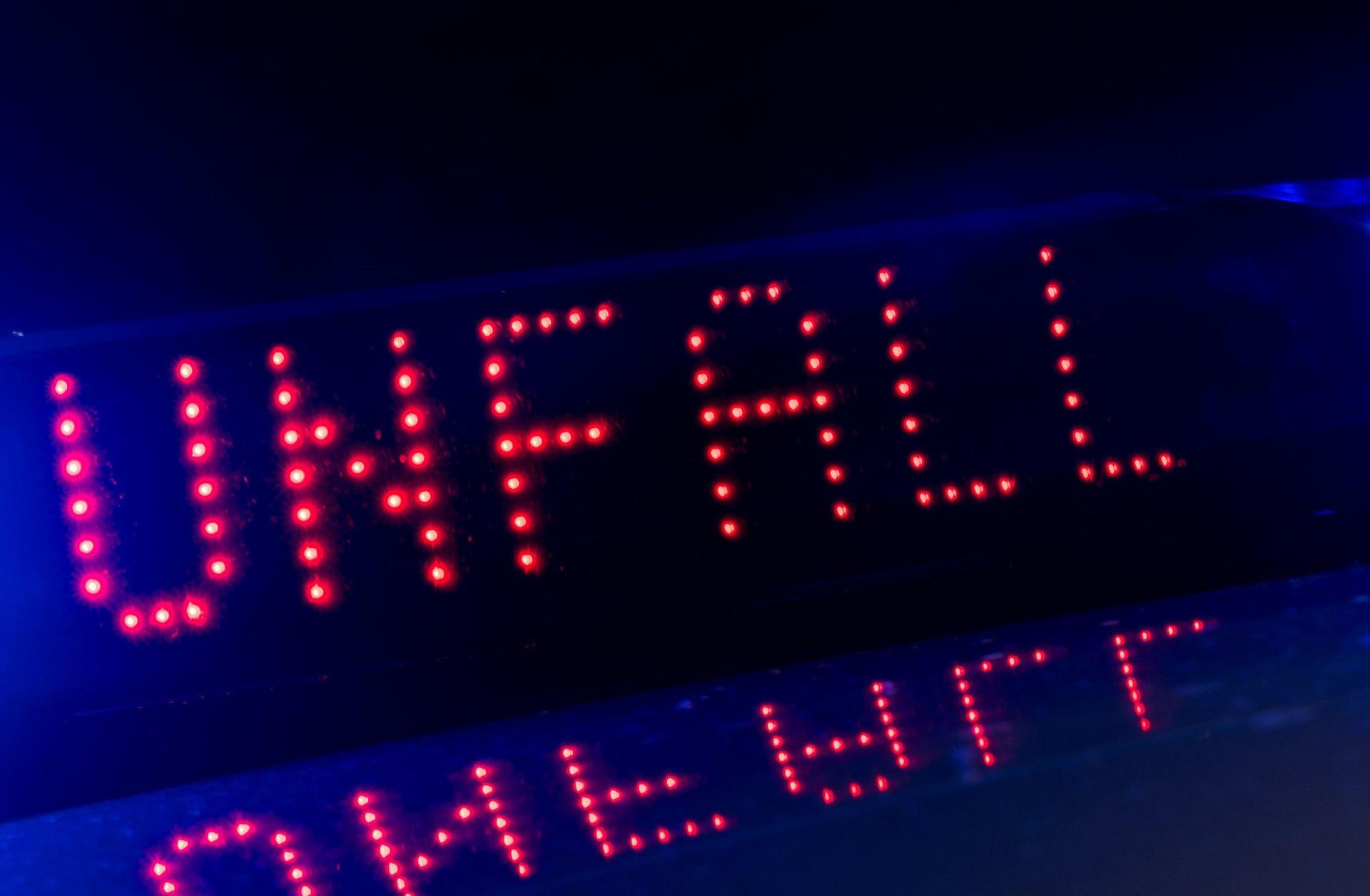 Ein missverstandenes Blinksignal führte auf der Kreisstraße bei Pommelsbrunn zu einem Unfall zwischen einem Auto und einem Lastwagen. (Symbolbild: Monika Skolimowska)