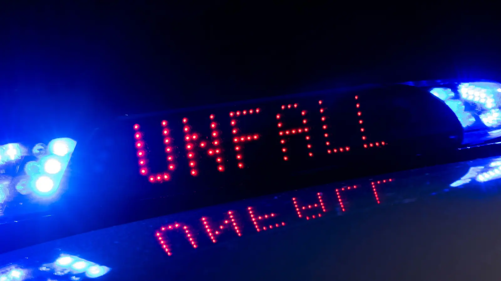 Ein missverstandenes Blinksignal führte auf der Kreisstraße bei Pommelsbrunn zu einem Unfall zwischen einem Auto und einem Lastwagen. (Symbolbild: Monika Skolimowska)