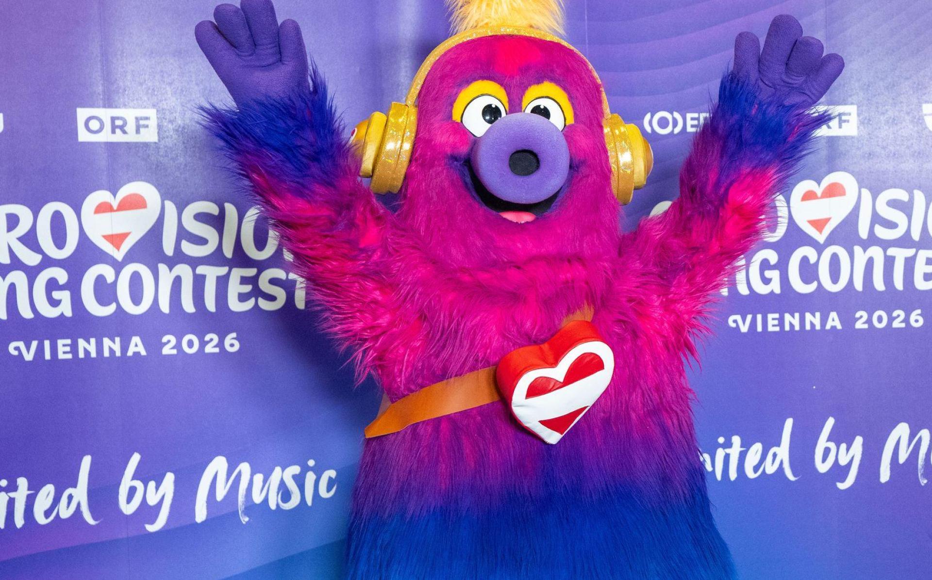 „Auri“ heißt das Maskottchen des 70. ESC in Wien. (Bild: Georg Hochmuth/APA/dpa)