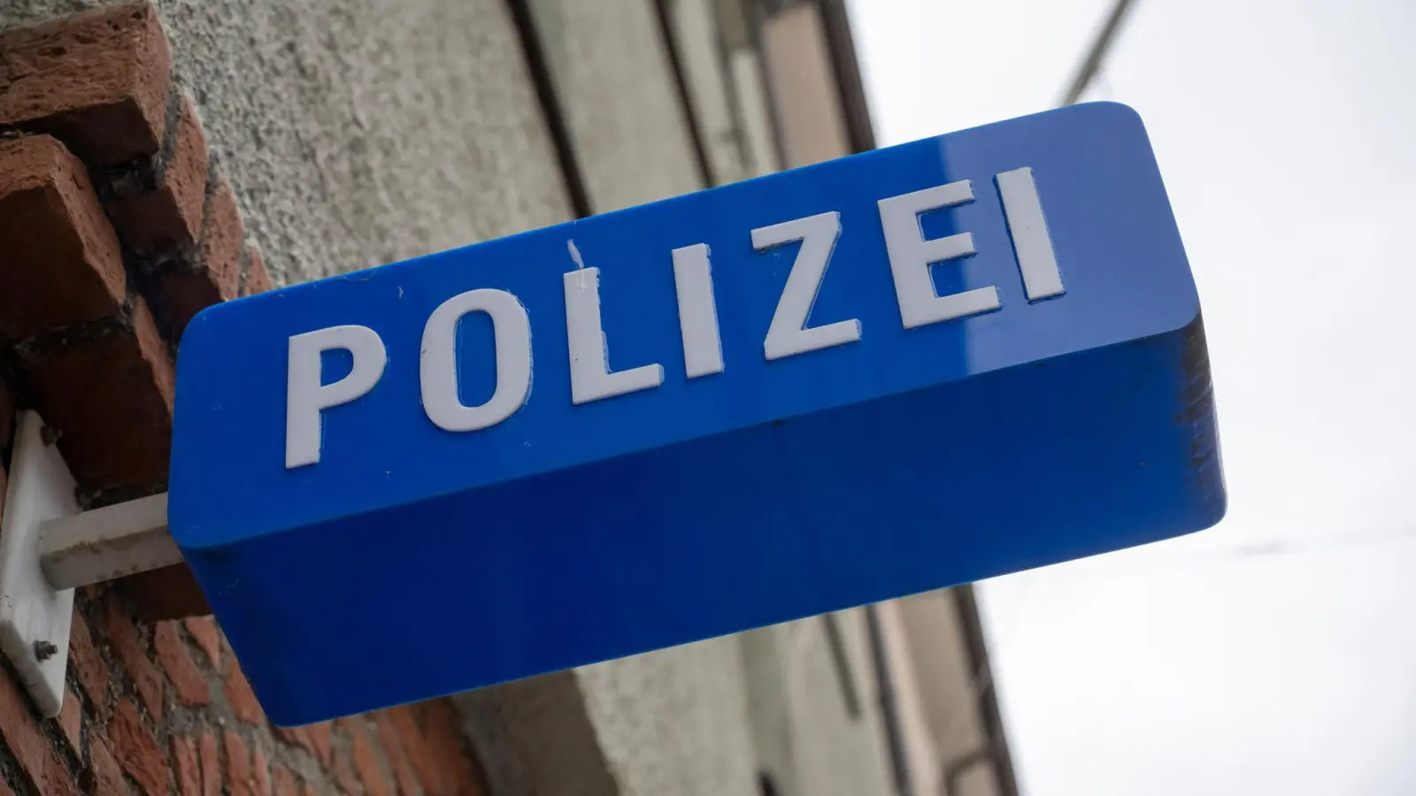 Ein Radfahrer stieß in Hersbruck mit einer Fußgängerin zusammen. Die Polizei sucht nach dem etwa 50-jährigen Mann. (Symbolbild: Peter Kneffel/dpa)