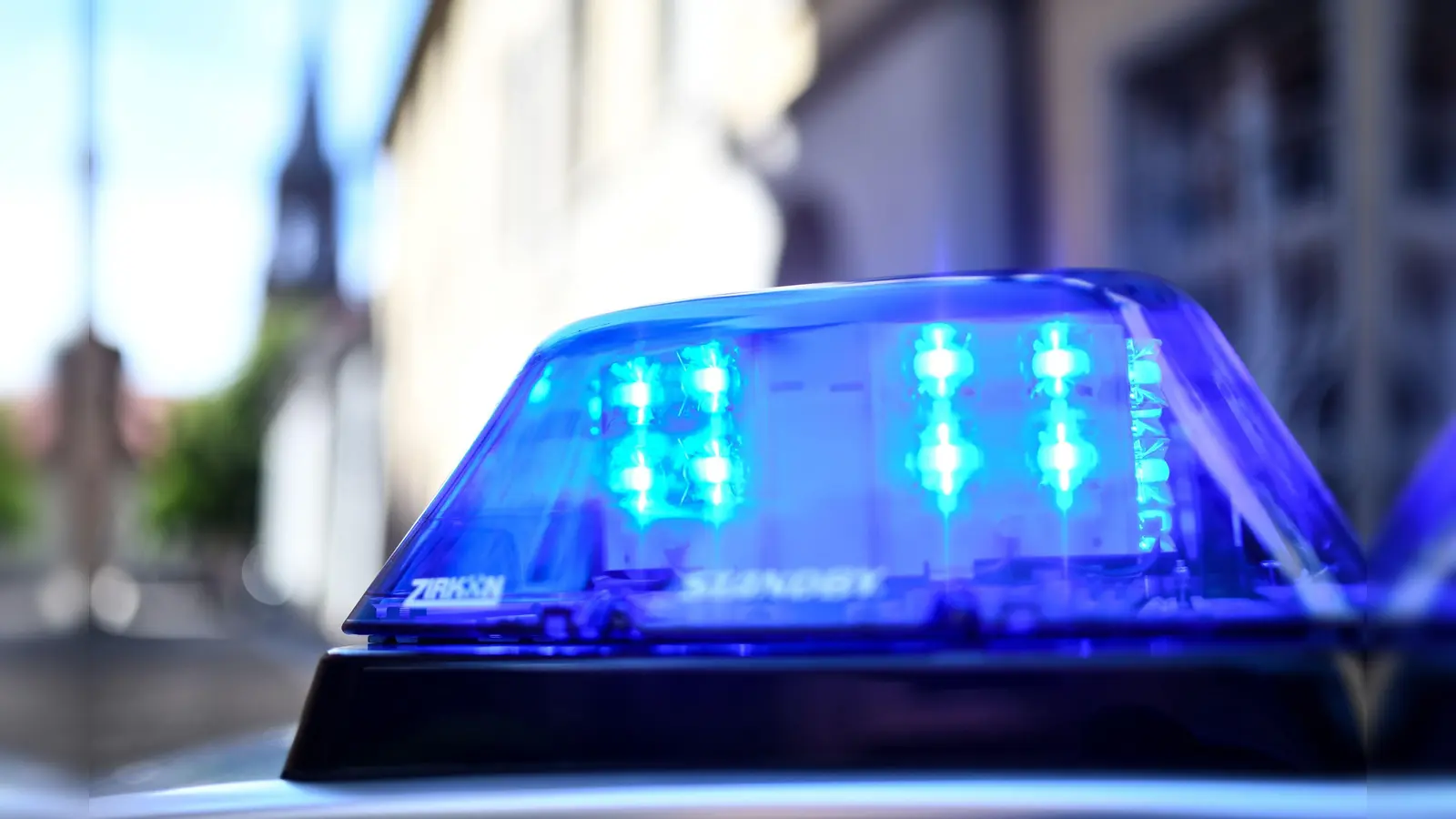 Beim Überholen eines Motorrads zwischen Amberg und Immenstetten stieß eine 33-jährige Autofahrerin mit einem entgegenkommenden Fahrzeug zusammen.  (Symbolbild: Patrick Seeger/dpa)