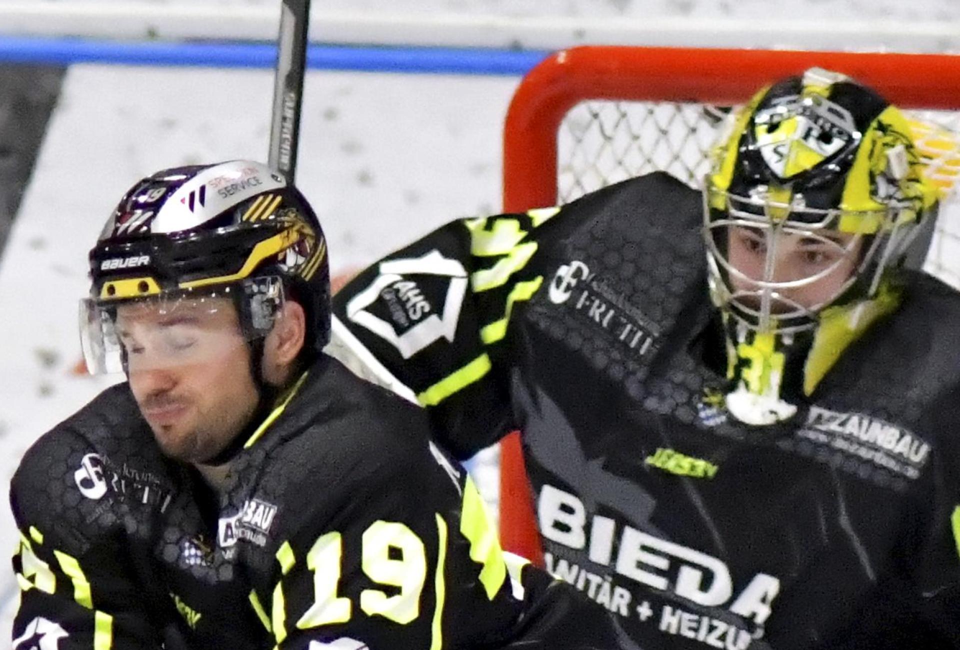 Kevin Schmitt (Mitte) vom ERSC Amberg trägt auch weiterhin das Trikot des ERSC Amberg. (Archivbild: Hubert Ziegler)