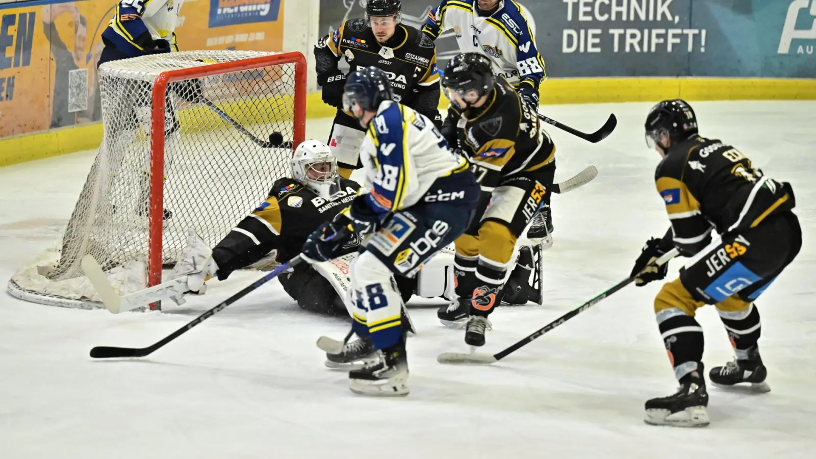 Der ERSC Amberg (schwarze Trikots, Szene aus einem früheren Spiel) hat das Spiel bei den Buchloe Pirates deutlich mit 1.5 verloren.  (Bild: Hubert Ziegler)