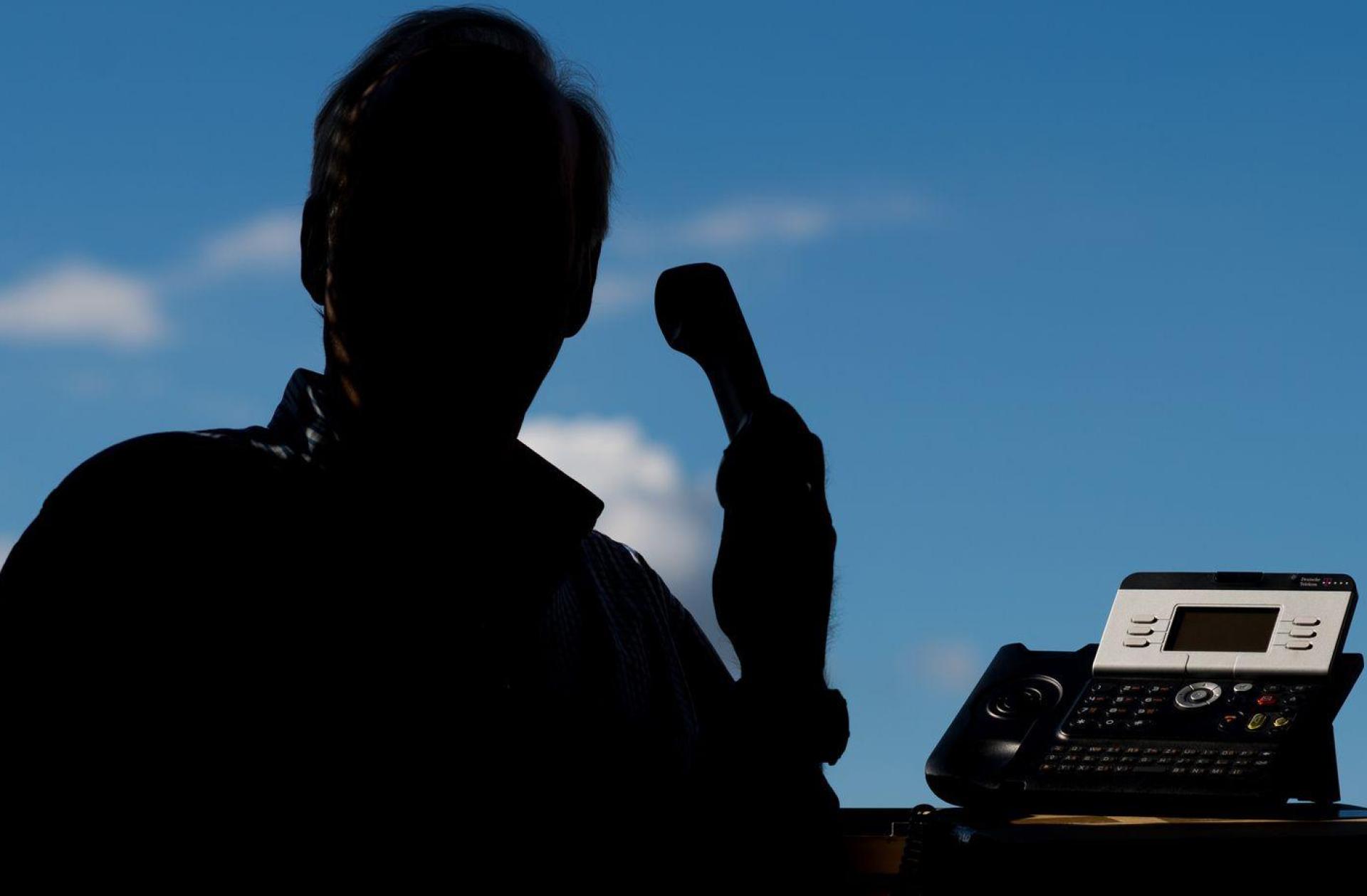Eine Frau aus dem Landkreis Neumarkt fällt auf Telefonbetrüger herein. Die Polizei bittet um Hinweise. (Symbolbild: Julian Stratenschulte/dpa)