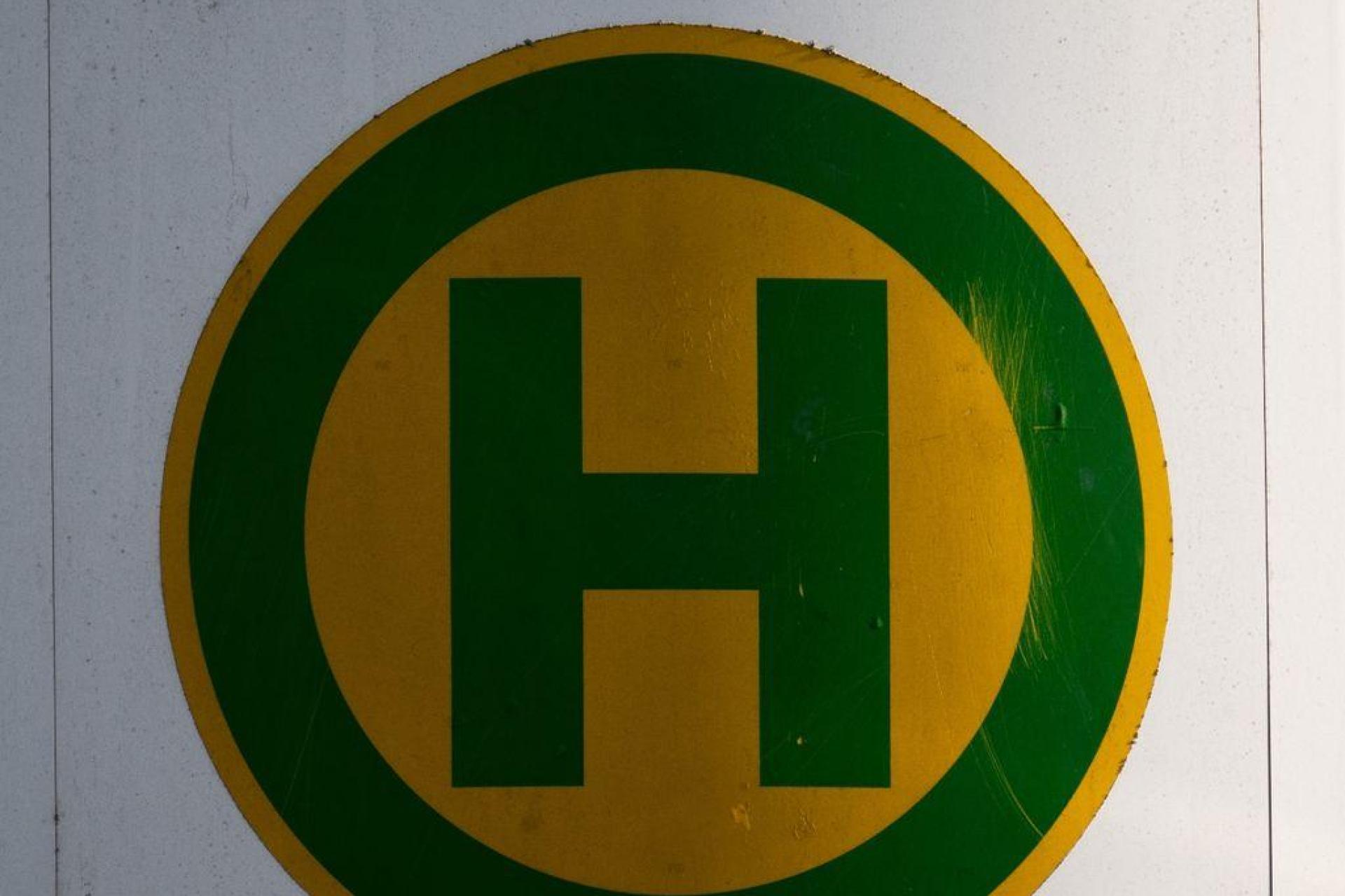 Ein Schild weist auf eine Bushaltestelle hin. (Symbolbild: Sebastian Gollnow/dpa/Archivbild)