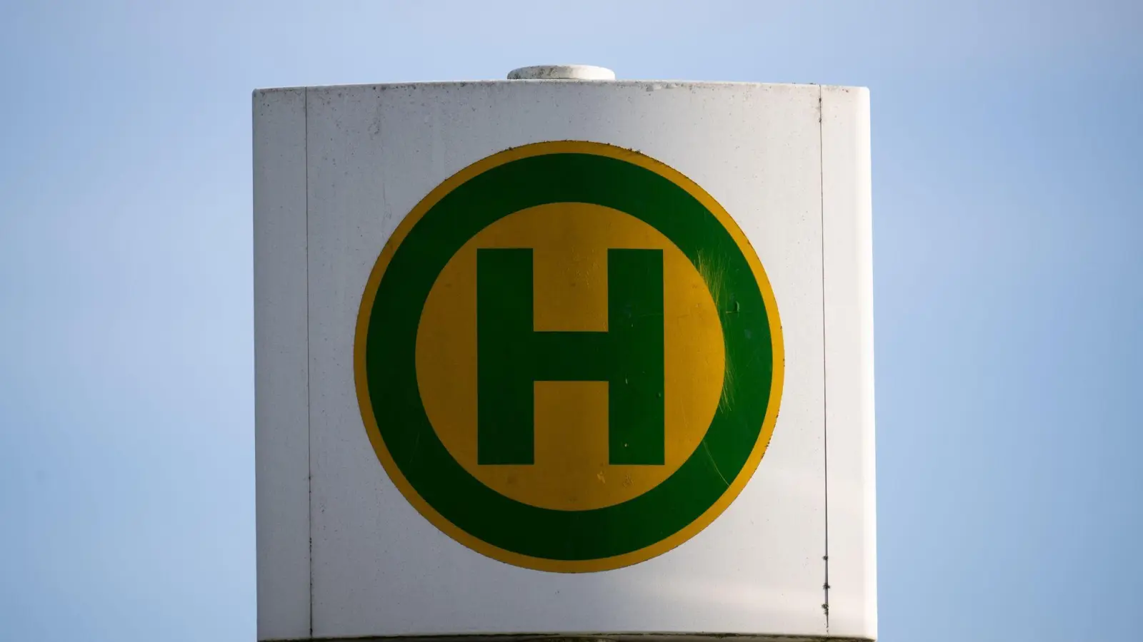 Ein Schild weist auf eine Bushaltestelle hin. (Symbolbild: Sebastian Gollnow/dpa/Archivbild)