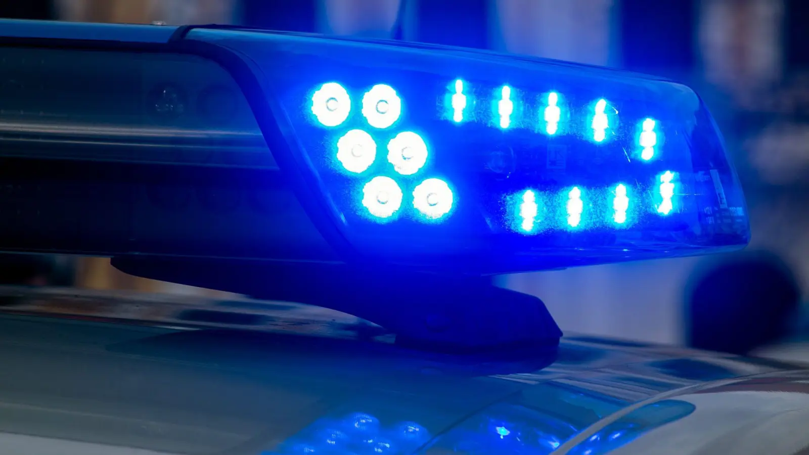 In Hirschau kam es zu einem Frontalzusammenstoß zweier Autos auf der Mühlstraße. Eine Fahrerin wurde leicht verletzt, beide Fahrzeuge sind nicht mehr fahrbereit. (Symbolbild: Klaus-Dietmar Gabbert/dpa)