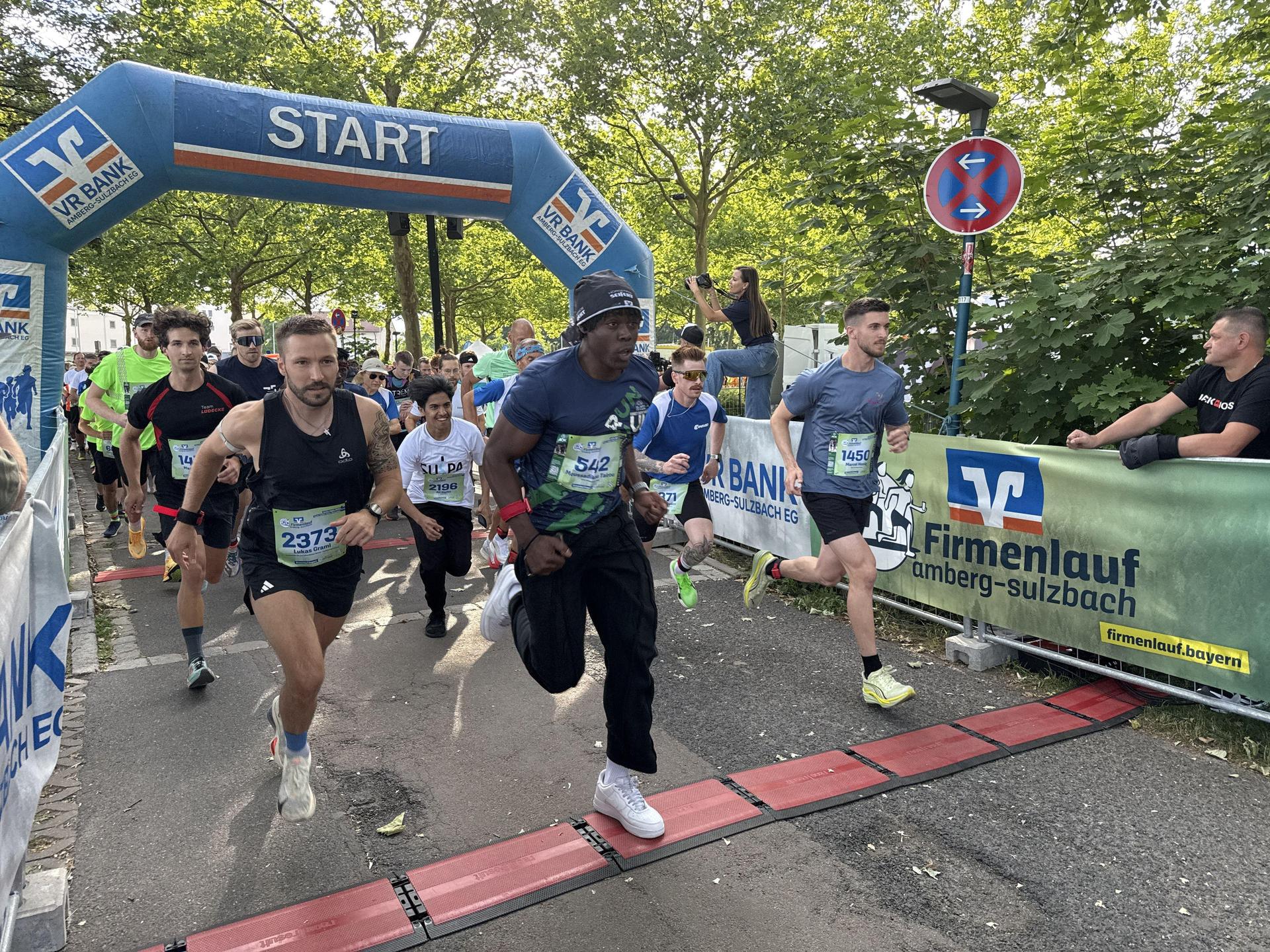 Punkt 18.30 Uhr startete am Mittwochabend der 17. Firmenlauf Amberg-Sulzbach. (Bild: Uli Piehler)