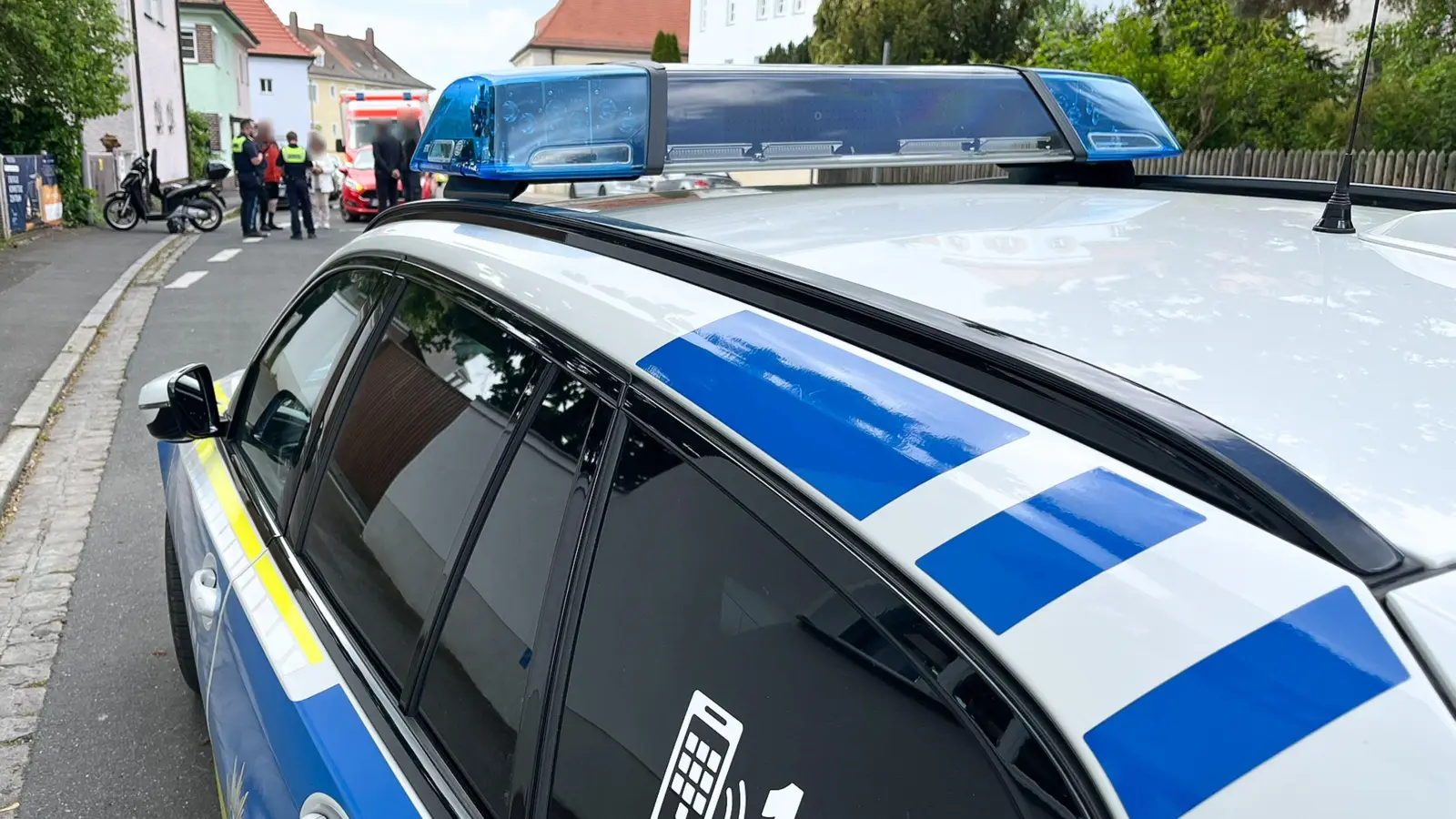 Bei Zusammenstoß eines Motorrollers mit einem Auto wurde der Fahrer des Rollers leicht verletzt.  (Bild: Petra Hartl)