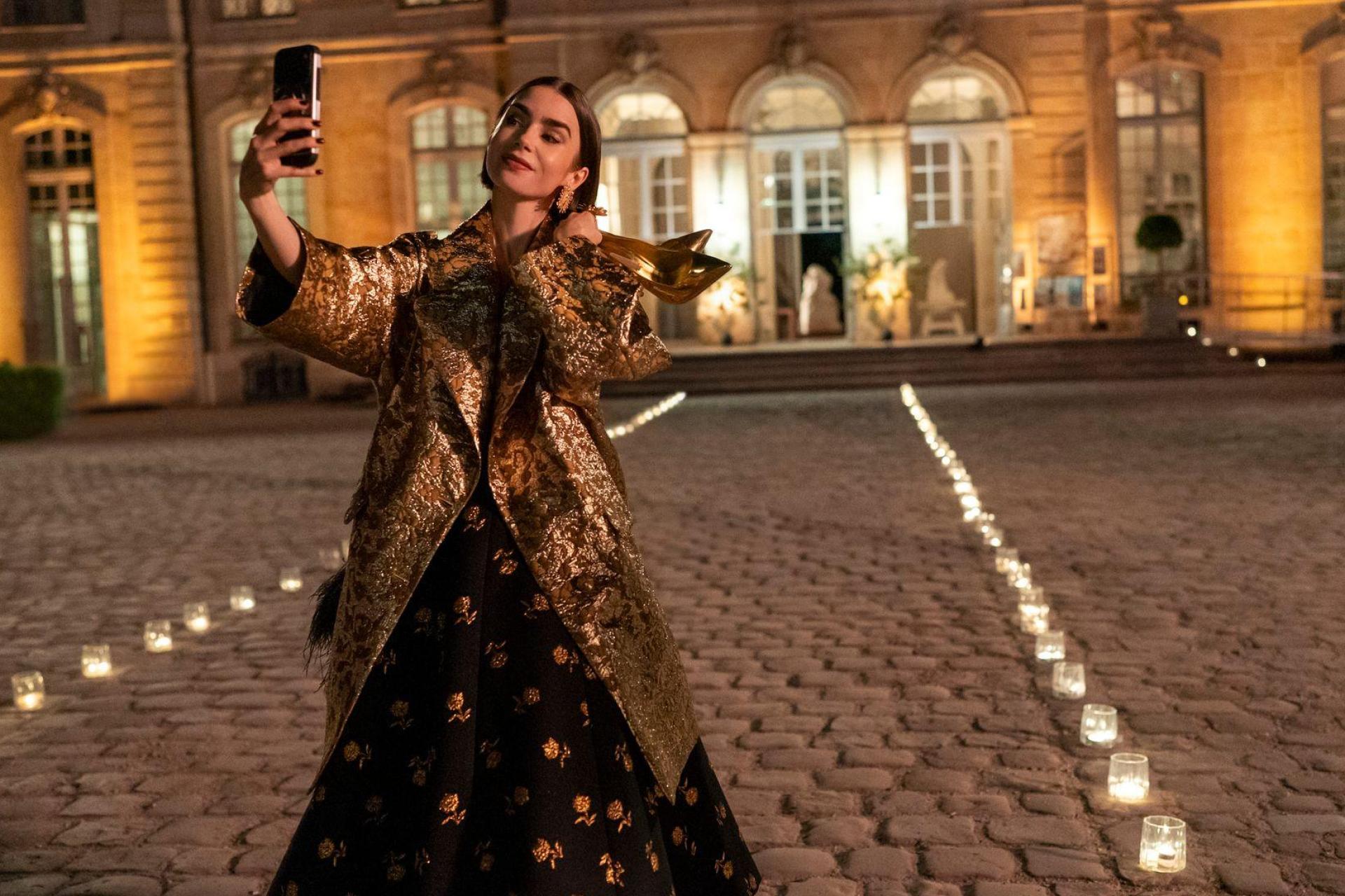 Für Emily ist es die letzte Staffel. (Handoutbild) (Bild: Caroline Dubois / Giulia Parmigiani/Netflix/dpa)