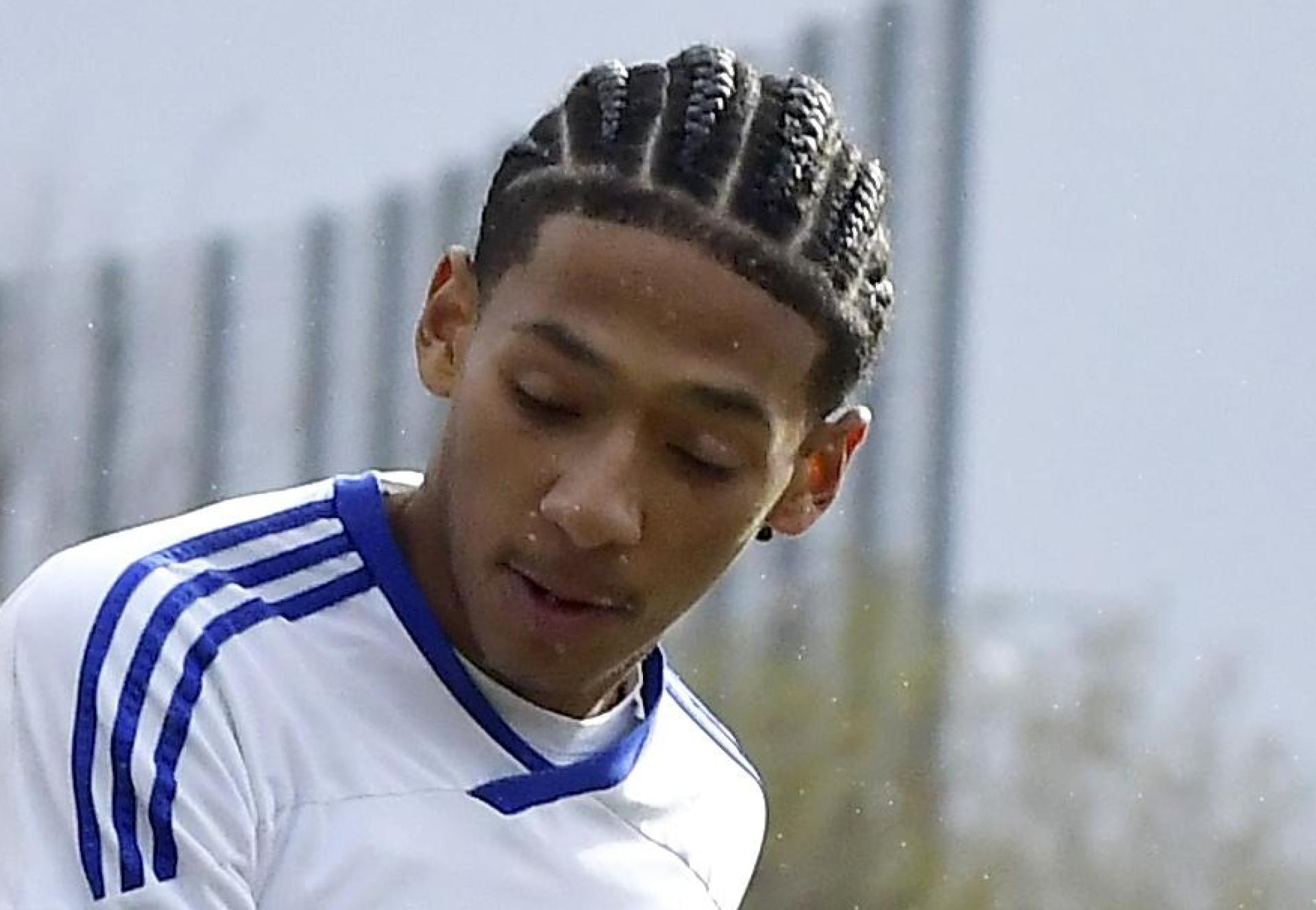 Matthew Carswell (rechts) vom SV Raigering zieht aus vollem Lauf ab, sein Gegenspieler von der SG Quelle Fürth (links) kommt nicht mehr rechtzeitig an den Ball.  (Bild: Hubert Ziegler)