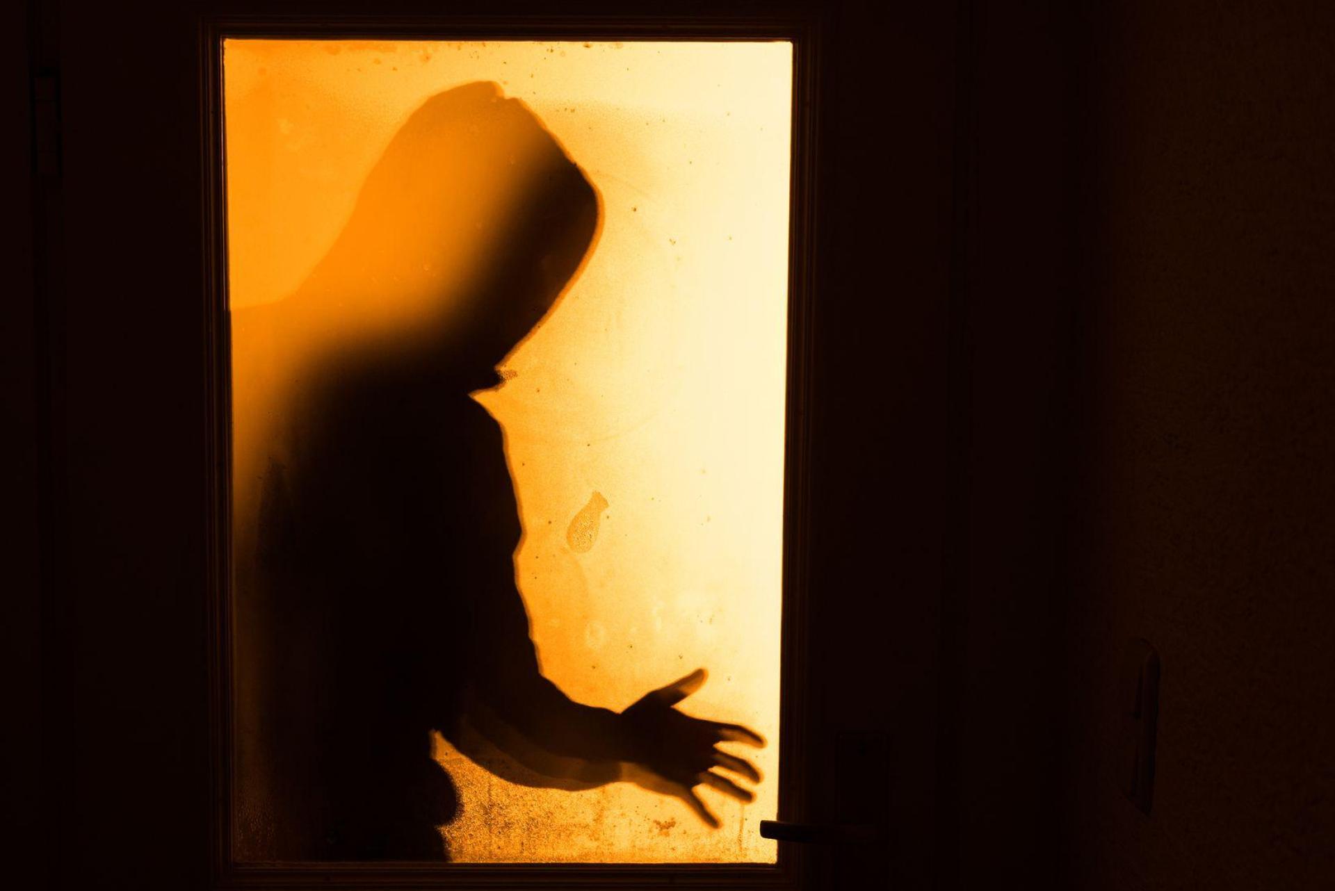 Die Unbekannten brachen in die Mensa ein und machten sich an dem Geldautomaten zu schaffen.  (Symbolbild: Nicolas Armer/dpa)