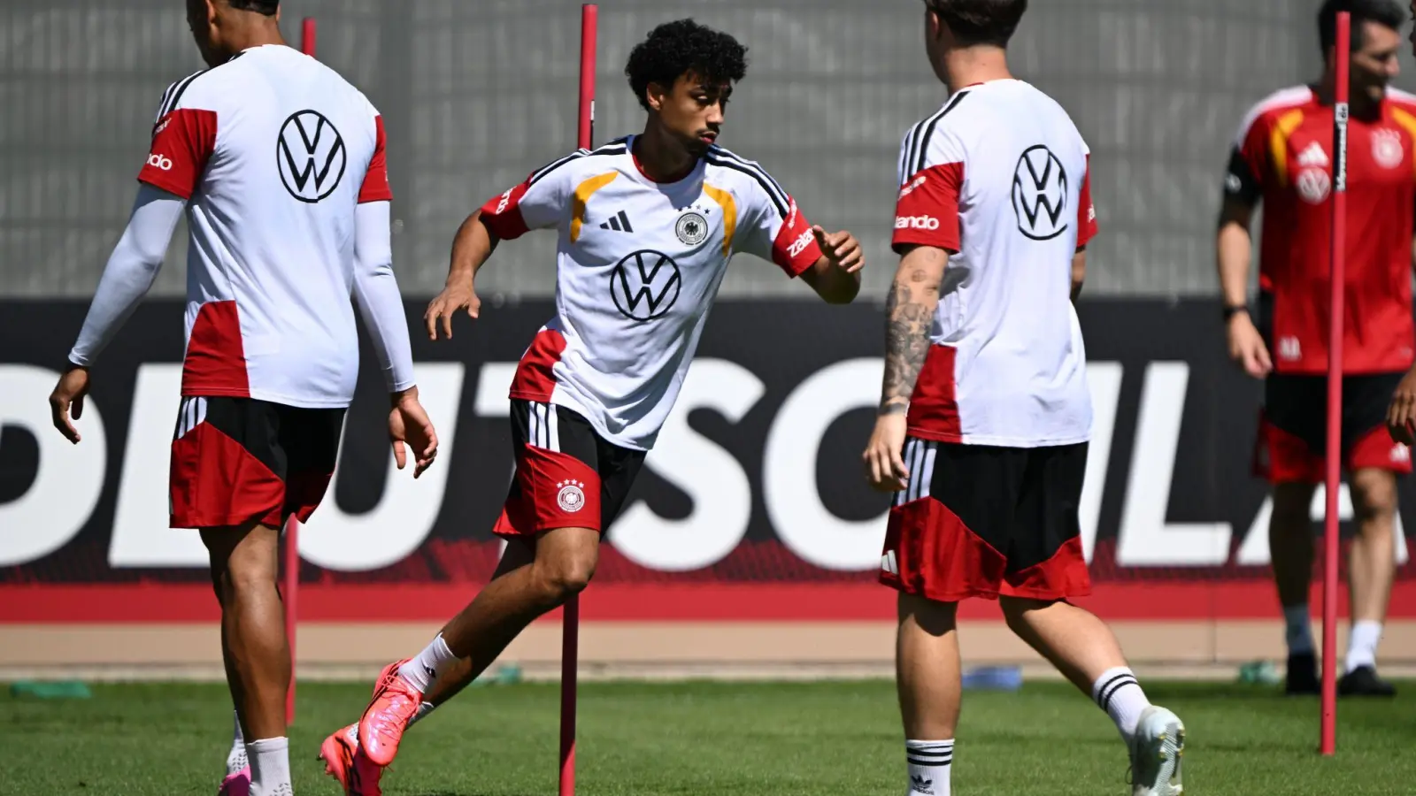 Nathaniel Brown (Mitte) beim Training mit der deutschen Nationalelf. Der Kümmersbrucker soll sich mit dem FC Bayern einig sein. (Bild: Federico Gambarini/dpa)