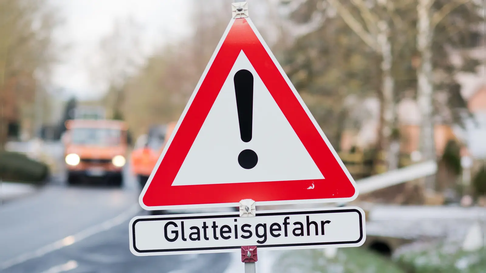 Der Deutsche Wetterdienst warnt vor Glatteis am Samstag. (Symbolbild: Julian Stratenschulte/dpa)