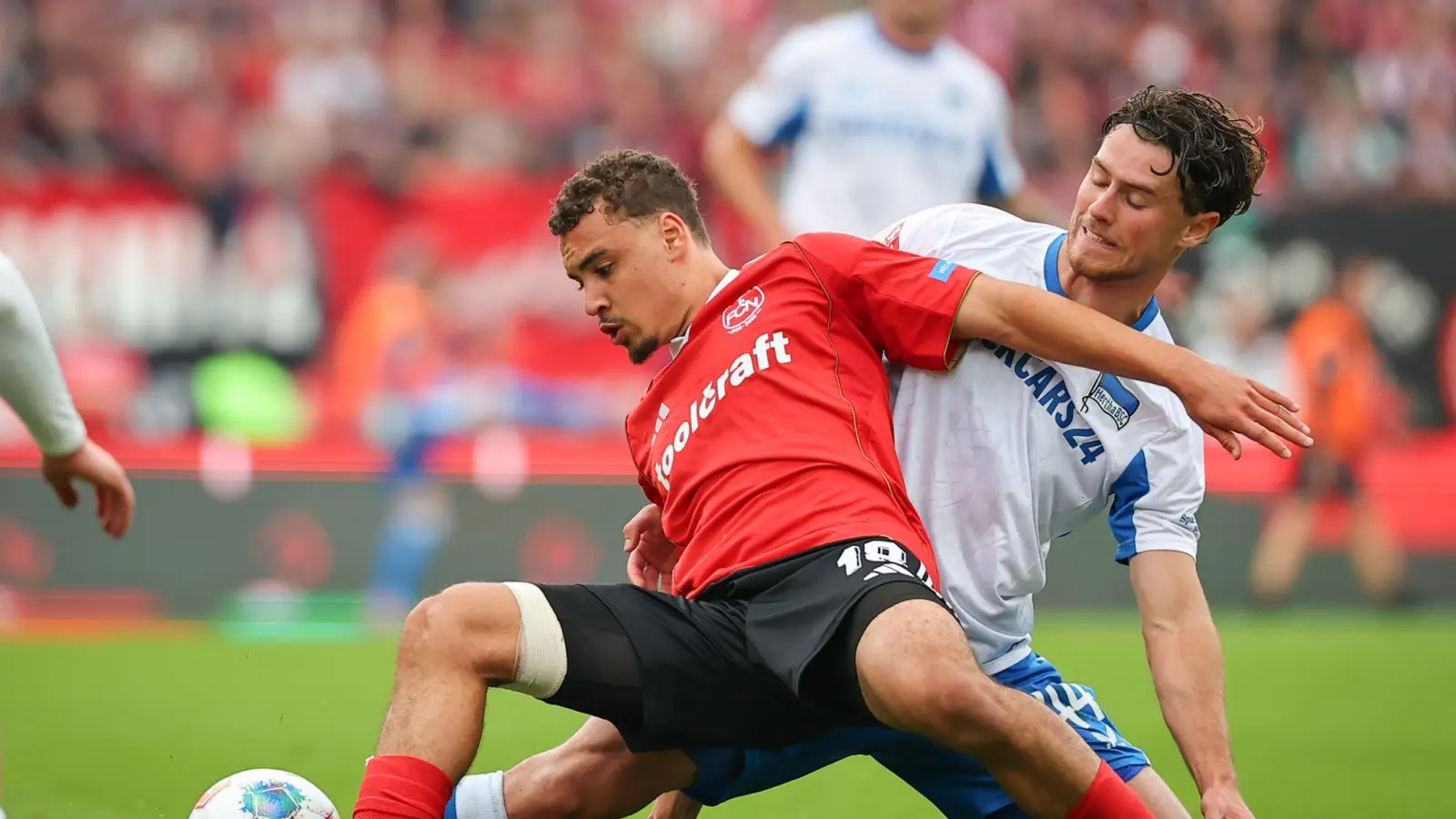 Kampf um den Ball: Nürnbergs Rafael Lubach (l) und Hertha-Profi Jon Dagur Thorsteinsson. (Bild: Daniel Karmann/dpa)