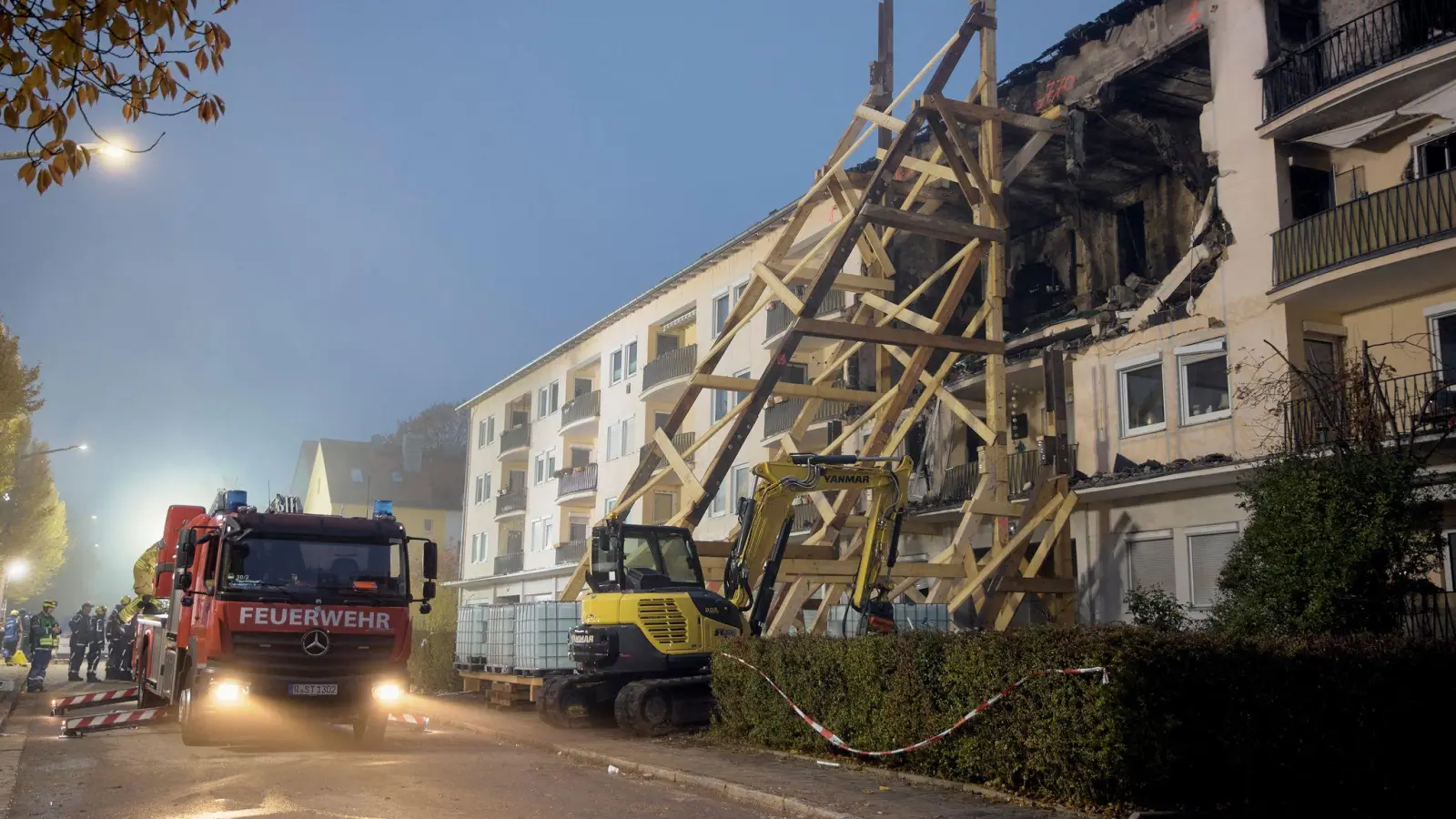 Mit einem Holzgerüst wurde das Gebäude stabilisiert. (Bild: Tizian Gerbing/dpa)