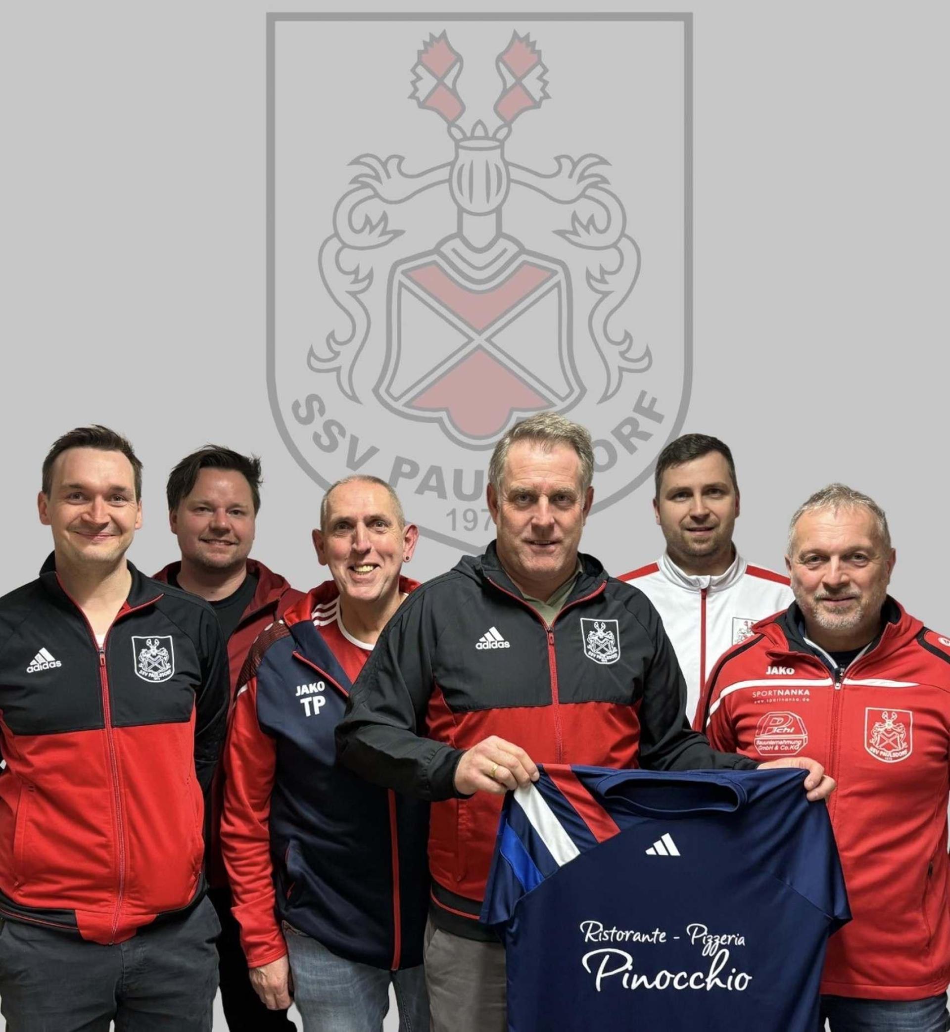 Die Führungsmannschaft des SSV Paulsdorf freut sich auf den ab der kommenden Saison neue Trainer Oliver Ruschitzka-Stigler (Dritter von rechts). Von links:<br>3. Vorstand Thomas Aschenbrenner, Neuer Spartenleiter Jochen Niering, Teammanager Thomas Ponath, Scheidender Spartenleiter Markus Schäffer, <br>1. Vorstand Hans-Jürgen Hammer. (Bild: Schäffer)