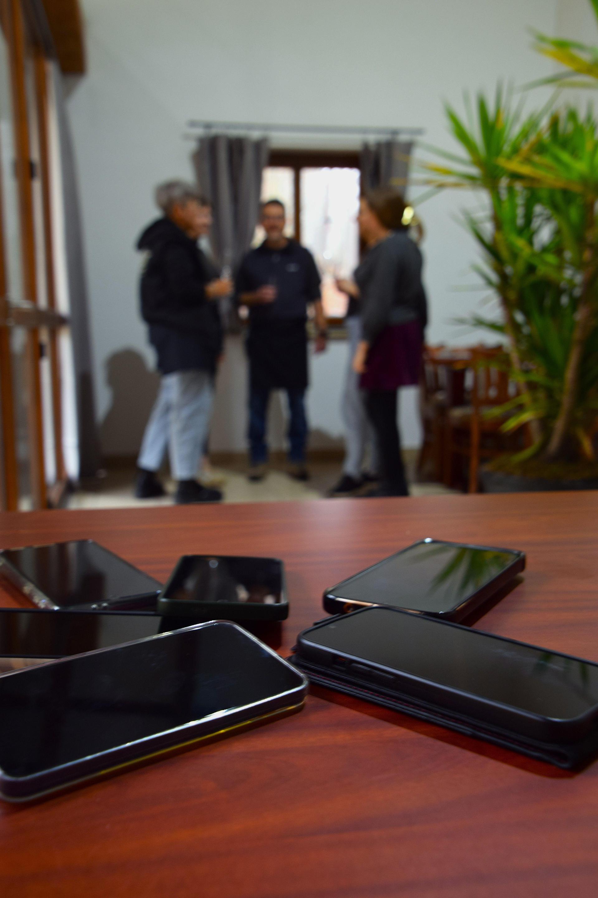 Wie ist das bei euch mit Handy-Nachrichten: Geheim, peinlich? Bei der Buchbergbühne kommen 2026 gnadenlos alle Geheimnisse auf den Tisch, im Theaterstück „Das perfekte Geheimnis”.  (Bild: Thomas Reiß)