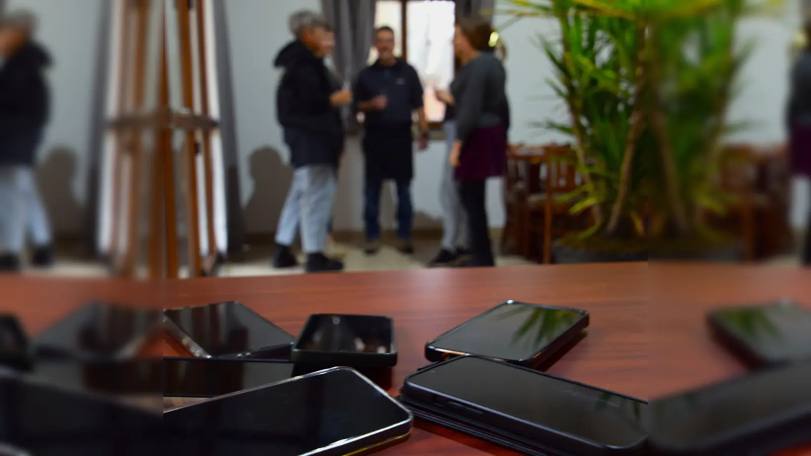 Wie ist das bei euch mit Handy-Nachrichten: Geheim, peinlich? Bei der Buchbergbühne kommen 2026 gnadenlos alle Geheimnisse auf den Tisch, im Theaterstück „Das perfekte Geheimnis”.  (Bild: Thomas Reiß)