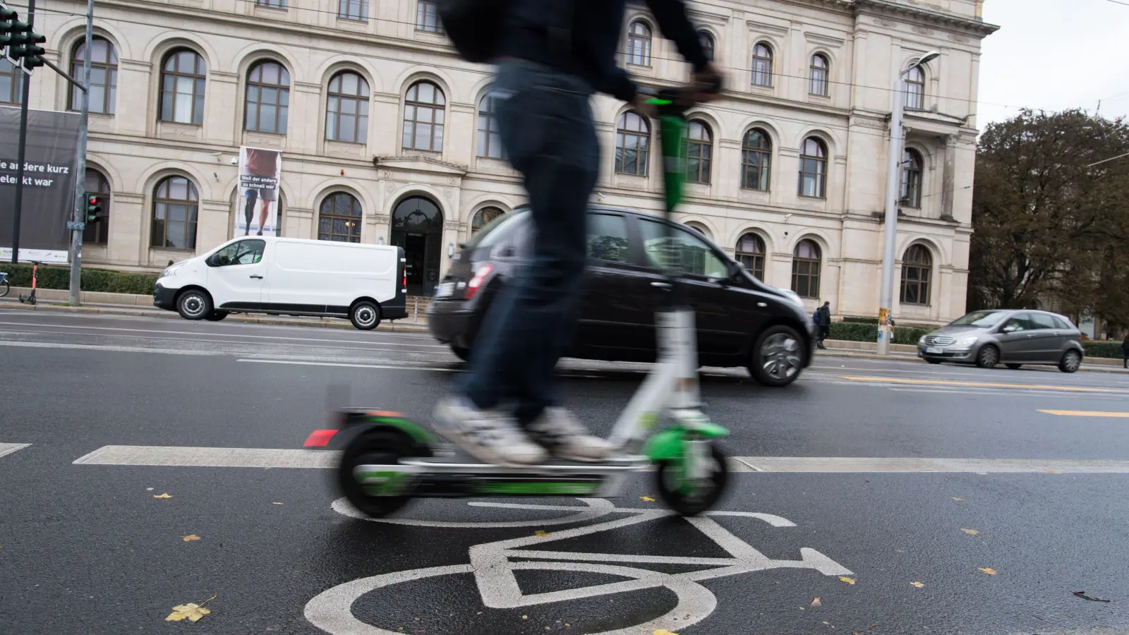 Ein E-Scooter-Fahrer in Sulzbach-Rosenberg stand unter dem Einfluss von Betäubungsmitteln.  (Symbolbild: Jörg Carstensen/dpa)
