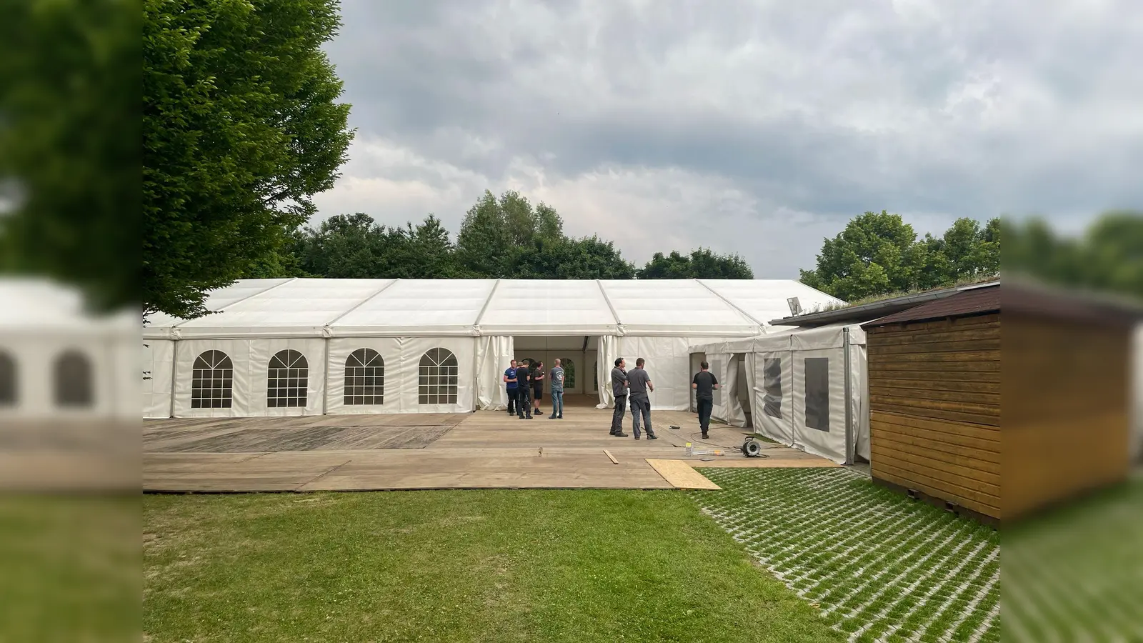 Noch läuft der Aufbau. Aber am Samstag startet das Heimatfest in Ehenfeld. (Bild: Manuel Falk)