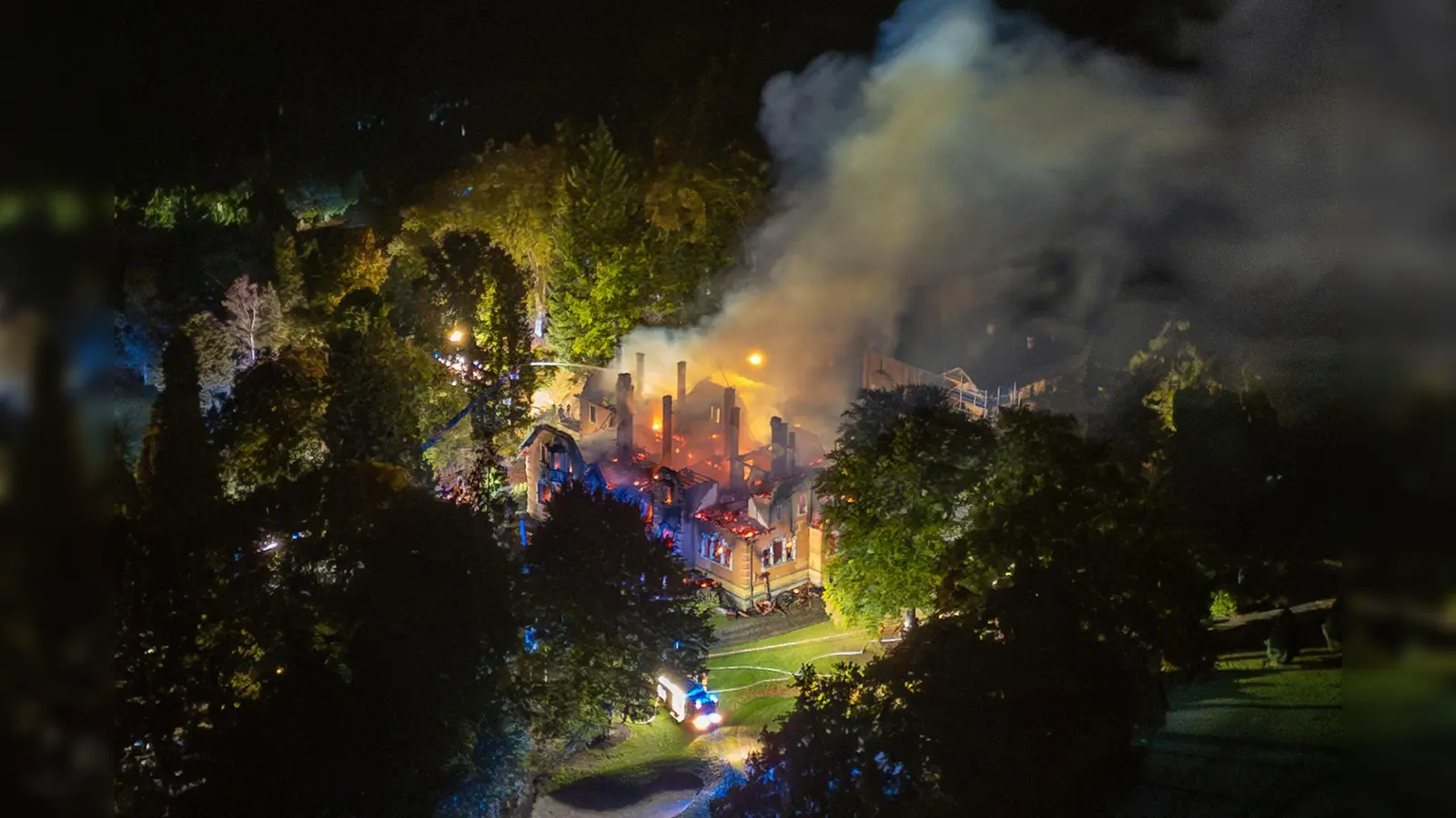 Das ehemalige Jagdschloss auf dem Gelände des Regensburger Golf- und Landclubs steht in Flammen. Dabei ist ein Schaden in Millionenhöhe entstanden, wie die Polizei mitteilte (Bild: Lars Haubner/News5/dpa)