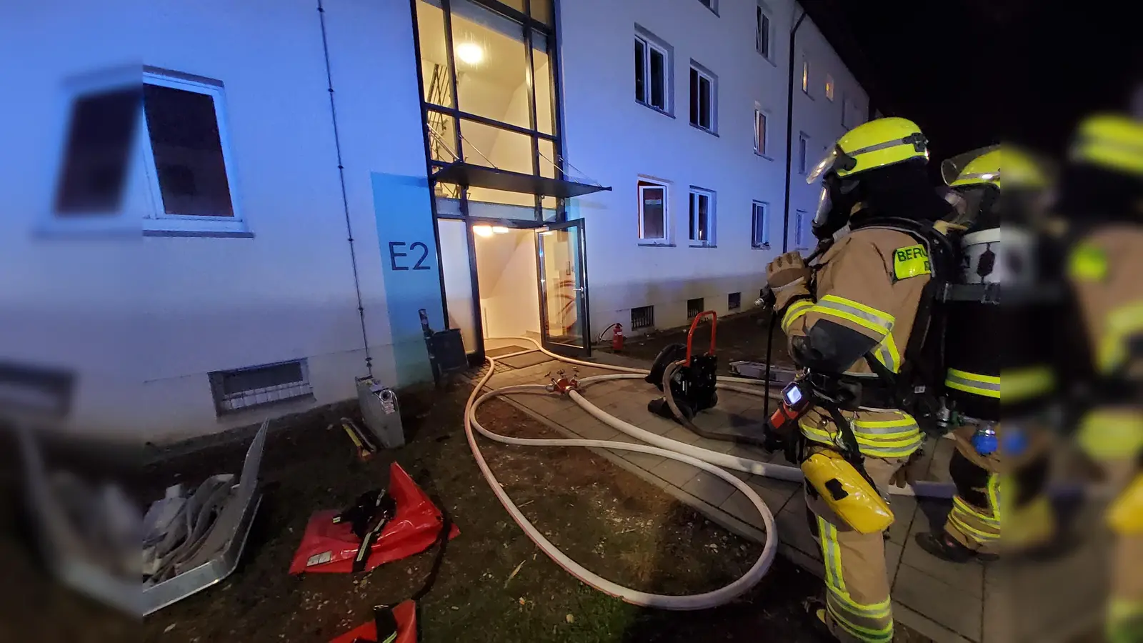 In einem Wohnheim in Regensburg brach Feuer in Küche und Bad aus. Verletzt wurde niemand, die Polizei untersucht Brandursache und Schaden. (Bild: Berufsfeuerwehr Regensburg)