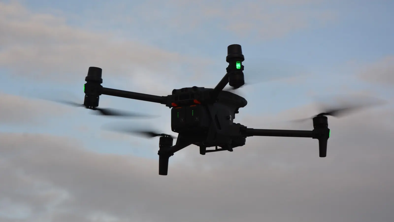 Die Polizei Oberpfalz setzt Drohnen sowohl zur Einsatzsteuerung, Fahndung und Rettung ein. (Symbolbild: jr)