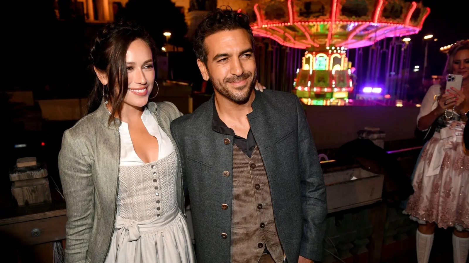 Waren 2022 noch gemeinsam auf dem Oktoberfest unterwegs: Elyas M'Barek und seine Frau Jessica. (Archivbild) (Bild: Felix Hörhager/dpa)