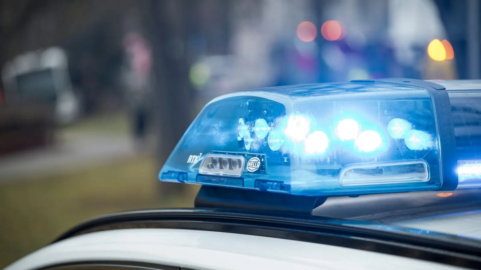 Die Polizei sperrte das Gelände um den Fundort ab.  (Symbolbild: Daniel Vogl/dpa)