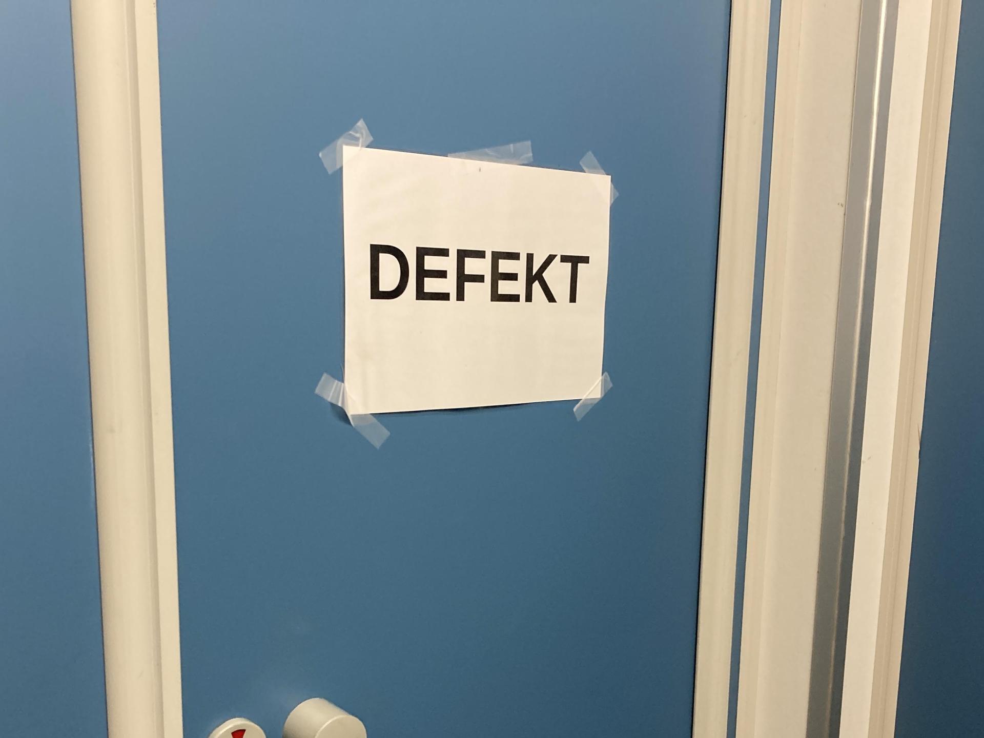 Auch in der Damen-Toilette war zeitweise eine Kabine von zweien defekt.  (Bild: Stefanie Swann)