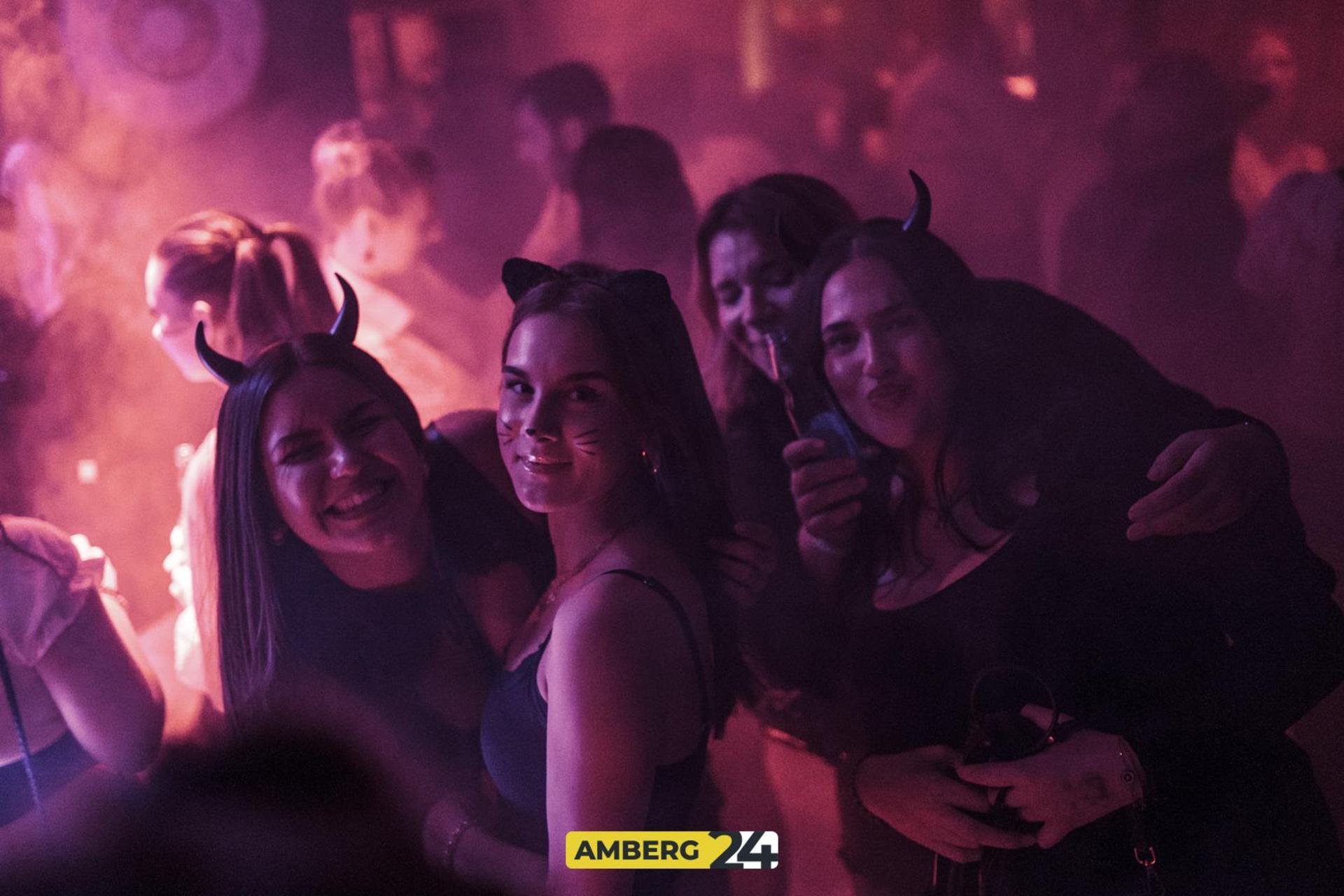 Saures auf die Ohren und eine spooky Atmo haben die Veranstalter der fetten Halloween-Party im Happy Rock versprochen. (Bild: Julia Bär)