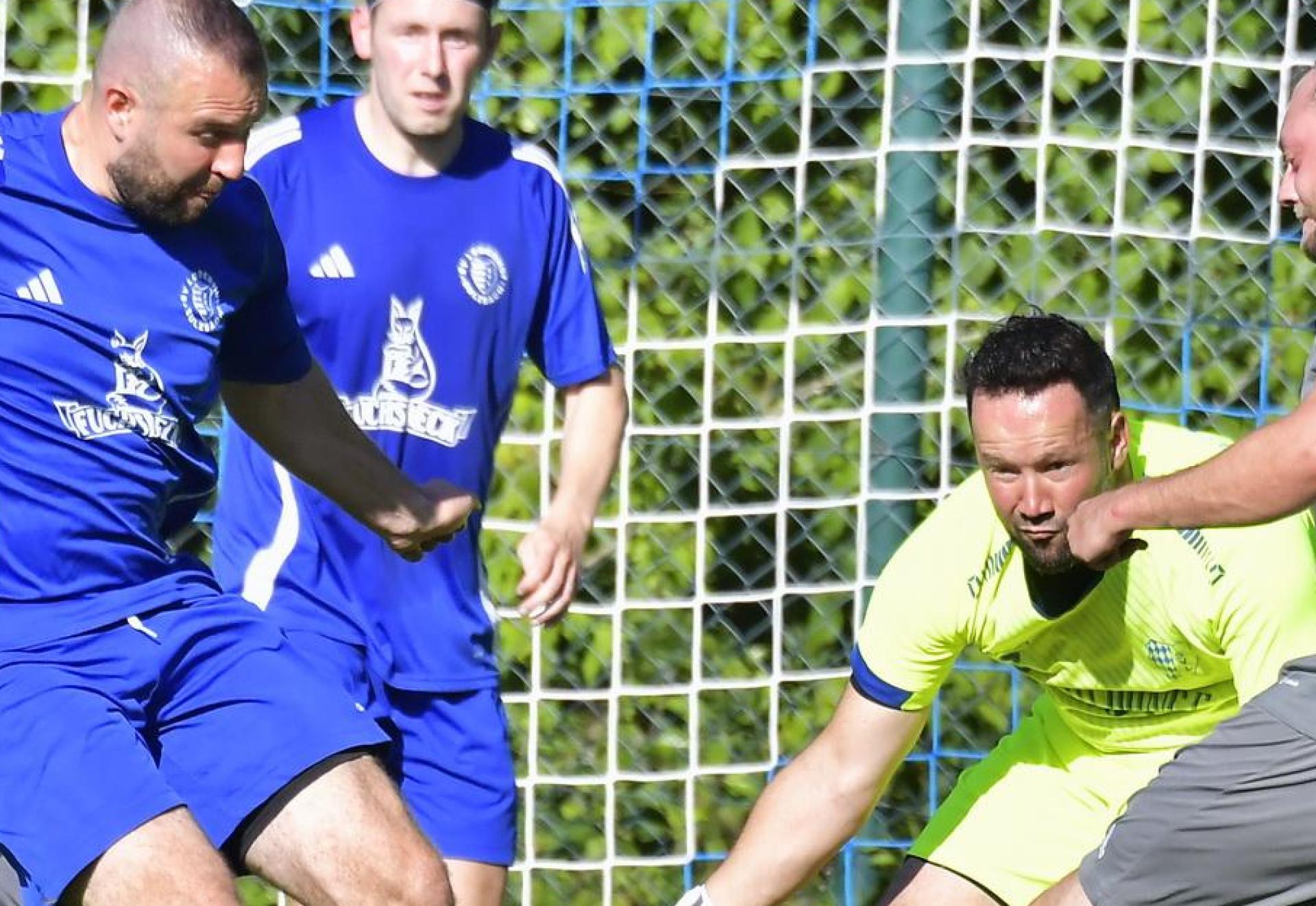 Torhüter Oliver Harsch-Hausmann (2.v.r.) wird kommende Saison Spielertrainer des SV Loderhof. Sein Vorgänger Oktay Türksever (2.v.l.) verlässt den Verein zum Sommer.  (Bild: Hubert Ziegler)
