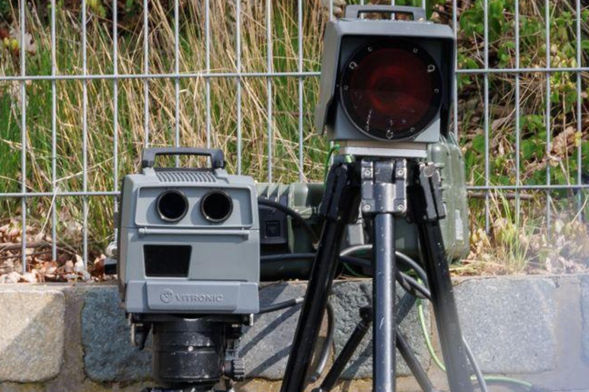 Geschwindigkeitsmessungen nahm die Verkehrspolizei Amberg auf der B 85 am Pittersberg und im Bereich Poppenricht vor. (Symbolbild: Daniel Karmann/dpa)