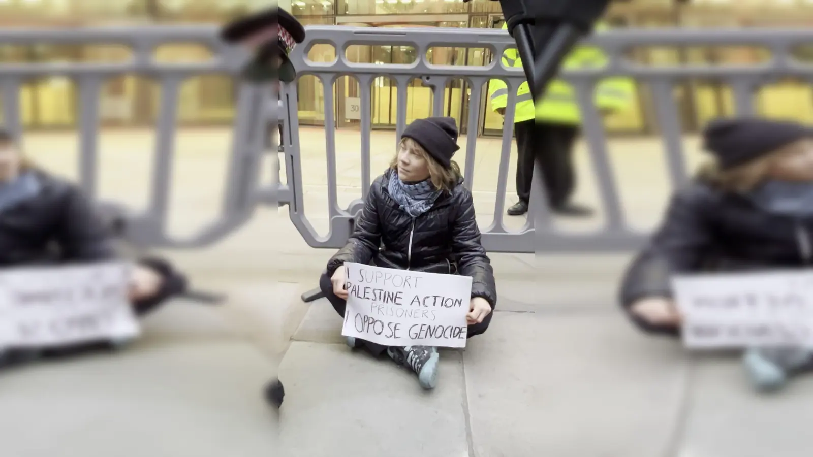 Greta Thunberg zeigt ihre Unterstützung für die propalästinensischen Organisation Palestine Action.  (Bild: Handout/Prisoners For Palestine/PA Media/dpa)