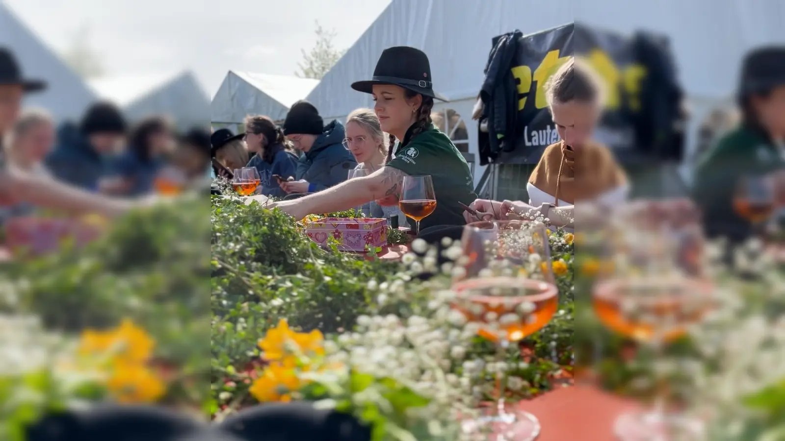 Sonnenschein, Aperol und ein Haufen Grünzeug: So sah der Samstagvormittag für die Kirwamoidla aus Ammersricht aus. (Bild: knz)