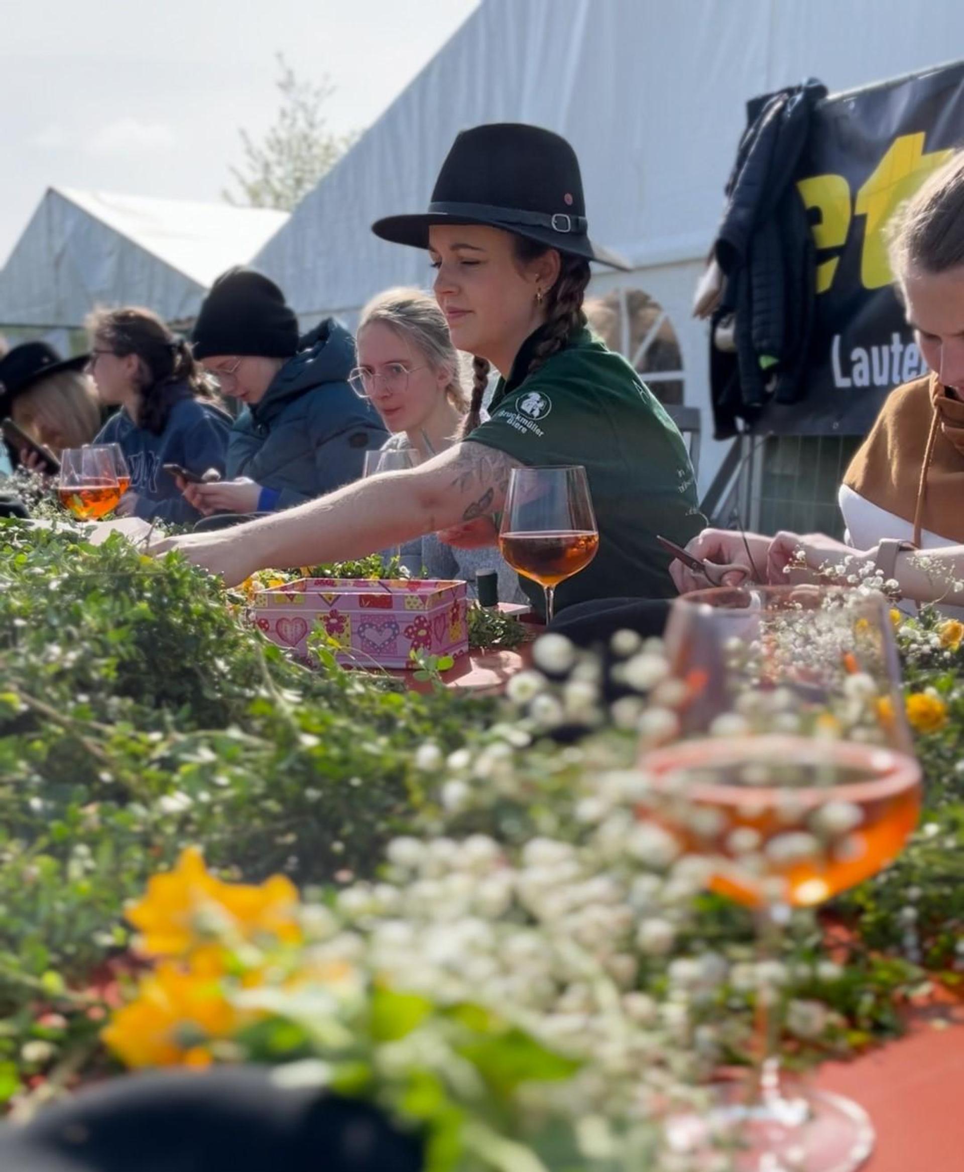 Sonnenschein, Aperol und ein Haufen Grünzeug: So sah der Samstagvormittag für die Kirwamoidla aus Ammersricht aus. (Bild: knz)