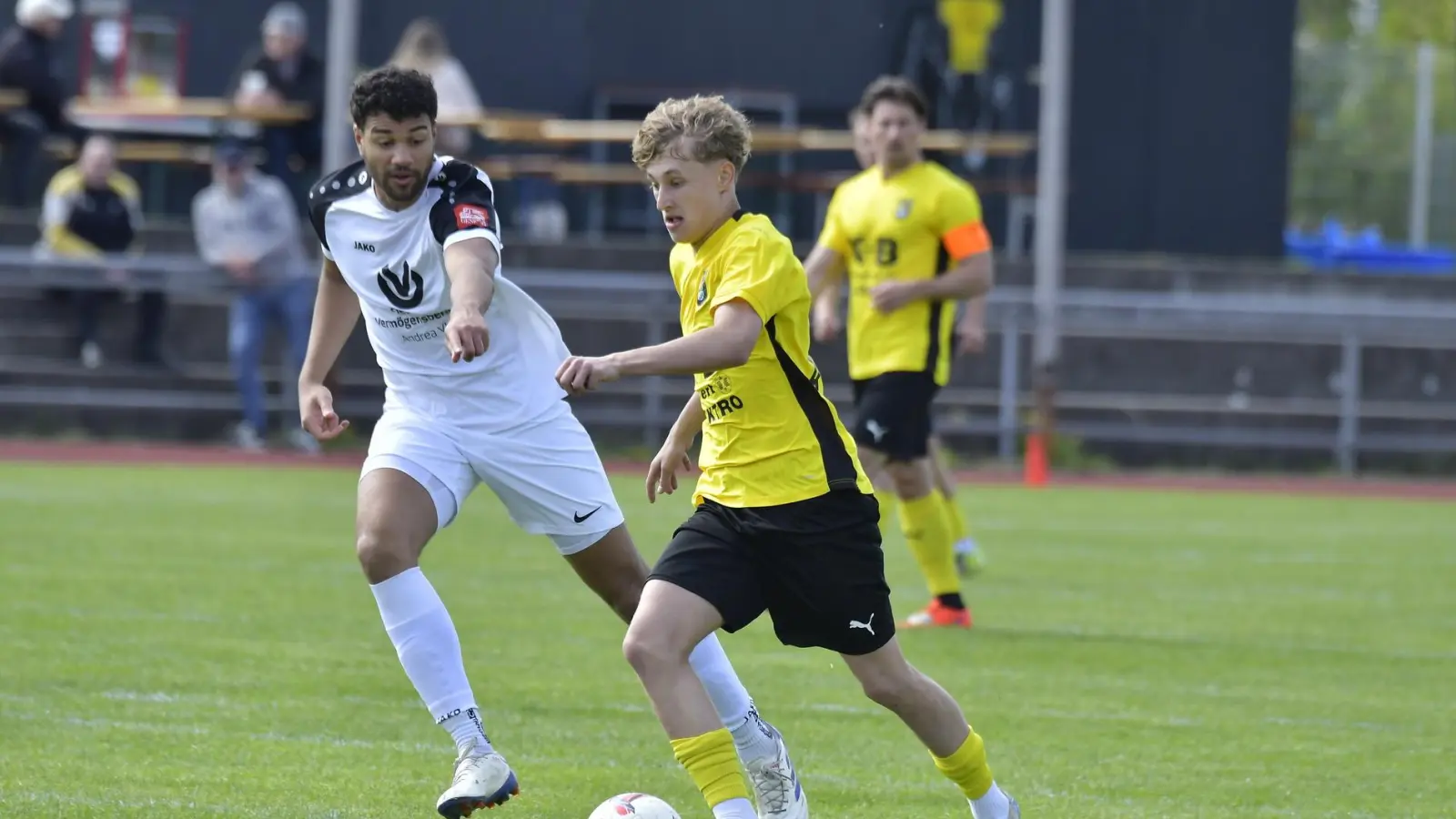 Eduard Baumbach (rechts/im Trikot des FC Amberg) verstärkt den 1. FC Schlicht. (Bild: Hubert Ziegler)