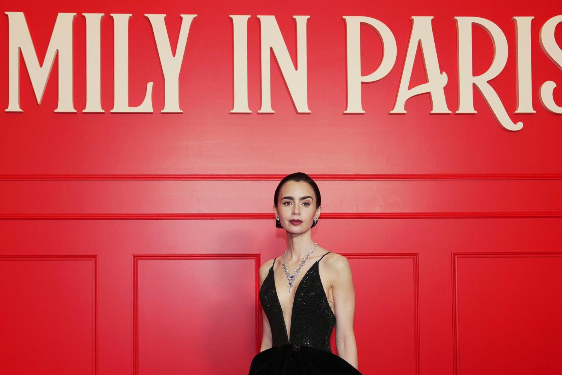 Statt in Paris ist die junge Protagonistin Emily zu Staffelbeginn in Rom.  (Archivbild: Aurelien Morissard/AP/dpa)