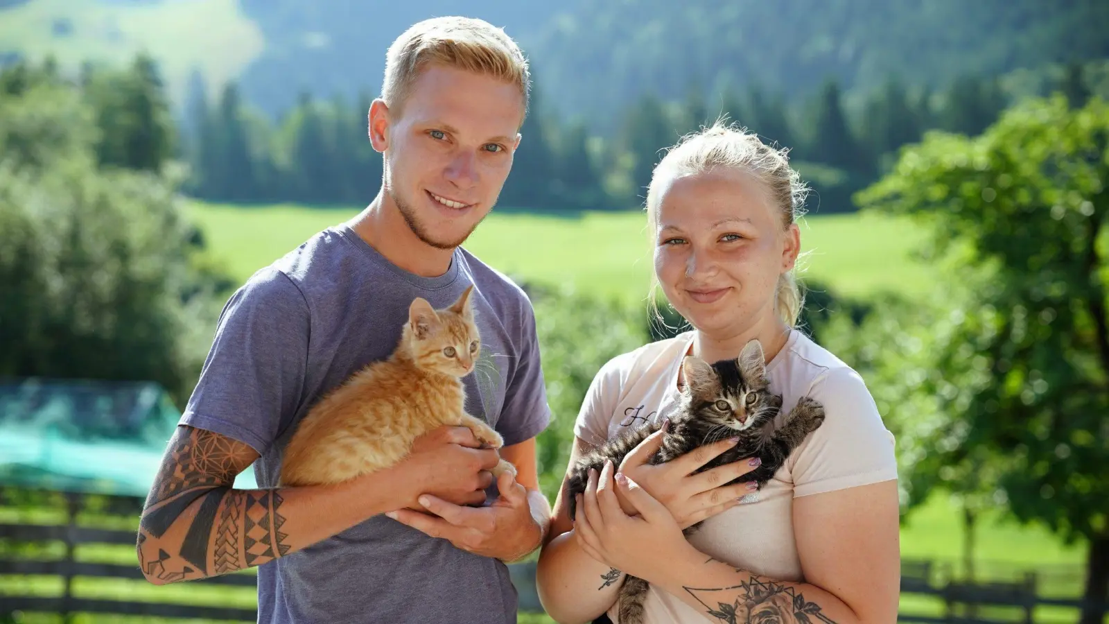 Schafzüchter Hannes (23) und Kinderpflegerin Jenny (21) während ihrer gemeinsamen Hofwoche bei der Sendung „Bauer sucht Frau”. Die junge Frau stammt aus Ammerthal im Landkreis Amberg-Sulzbach und ist am Dienstag, 19. Dezember, um 20.15 Uhr auf RTL zu sehen. (Bild: RTL/Stefan Gregorowius)