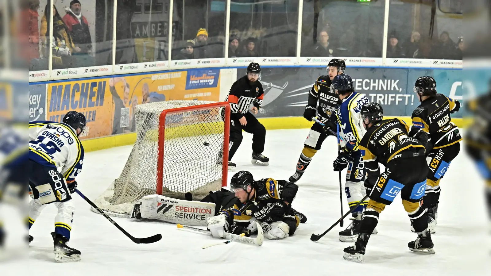 Das war das 0:3 für den EHC Waldkraiburg. Daniel Krieger (am Boden) vom ERSC Amberg versuchte noch, die Scheibe zusammen mit Torhüter David Kubik abzuwehren.  (Bild: Hubert Ziegler)