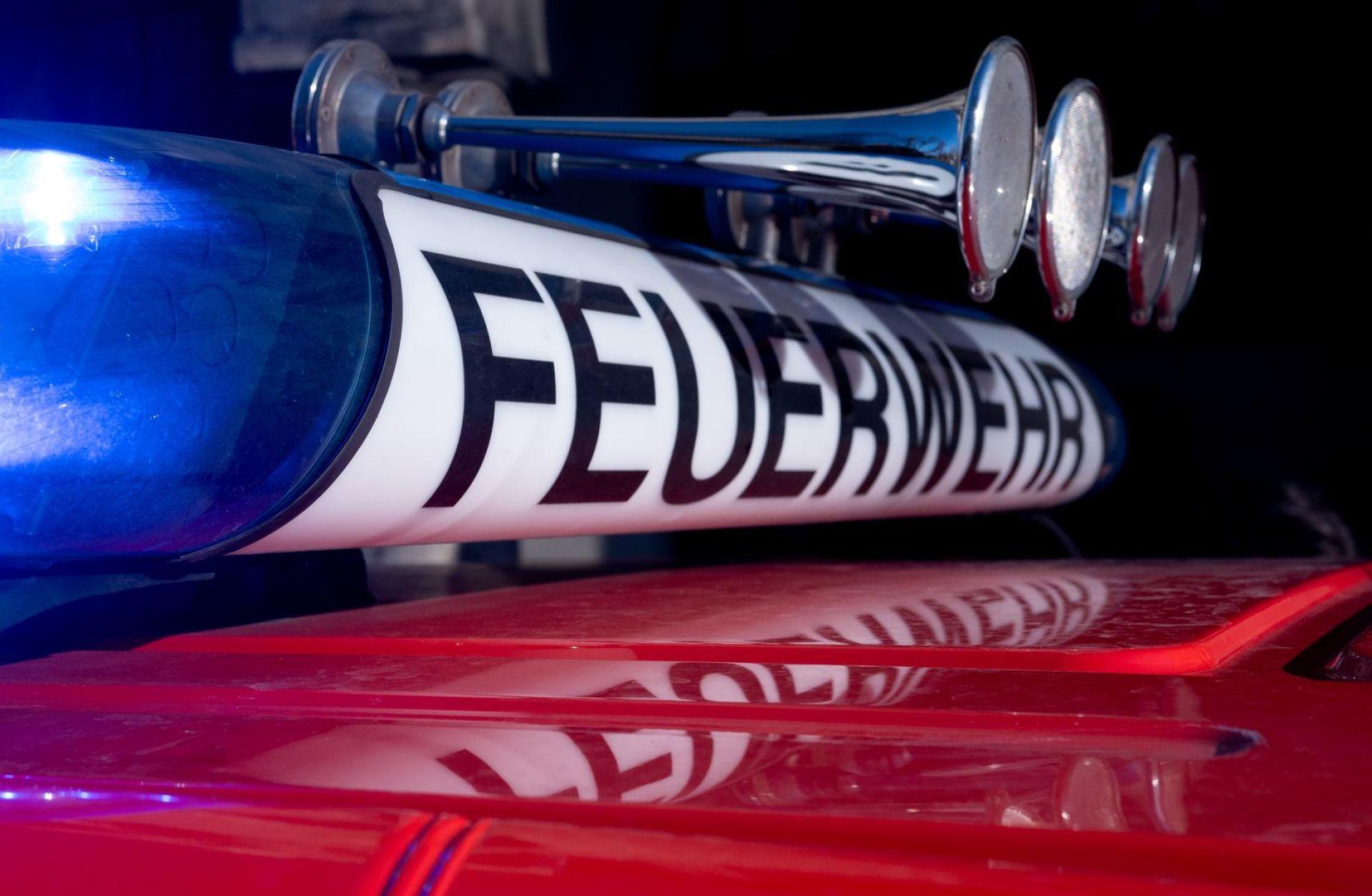 Nach dem Brand versucht die Polizei, die gefundene Leiche zu identifizieren. (Symbolbild: Niklas Treppner/dpa)