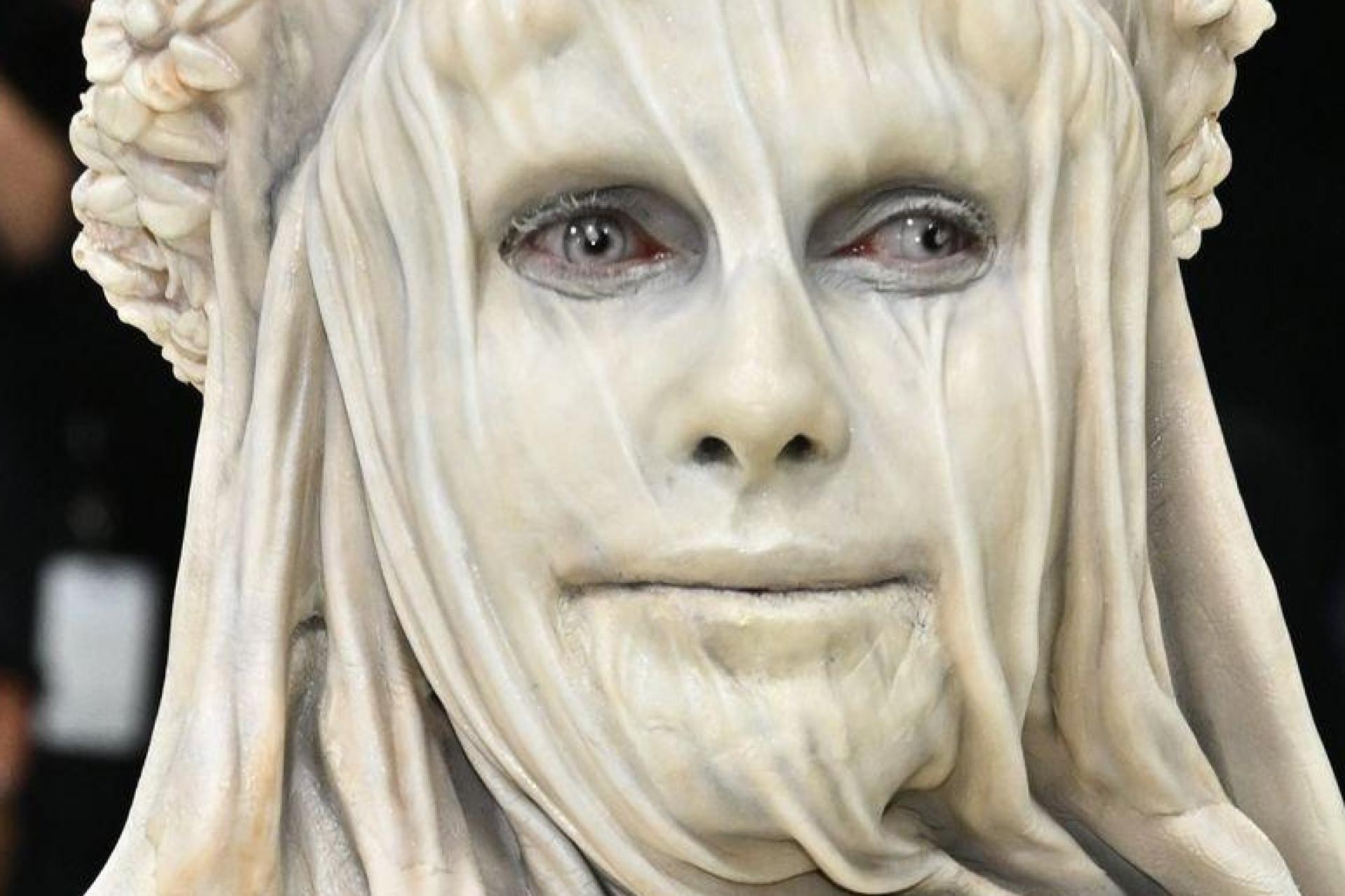 Model Heidi Klum erschien verkleidet als Statue zur Met-Gala.  (Bild: Evan Agostini/Invision/AP/dpa)